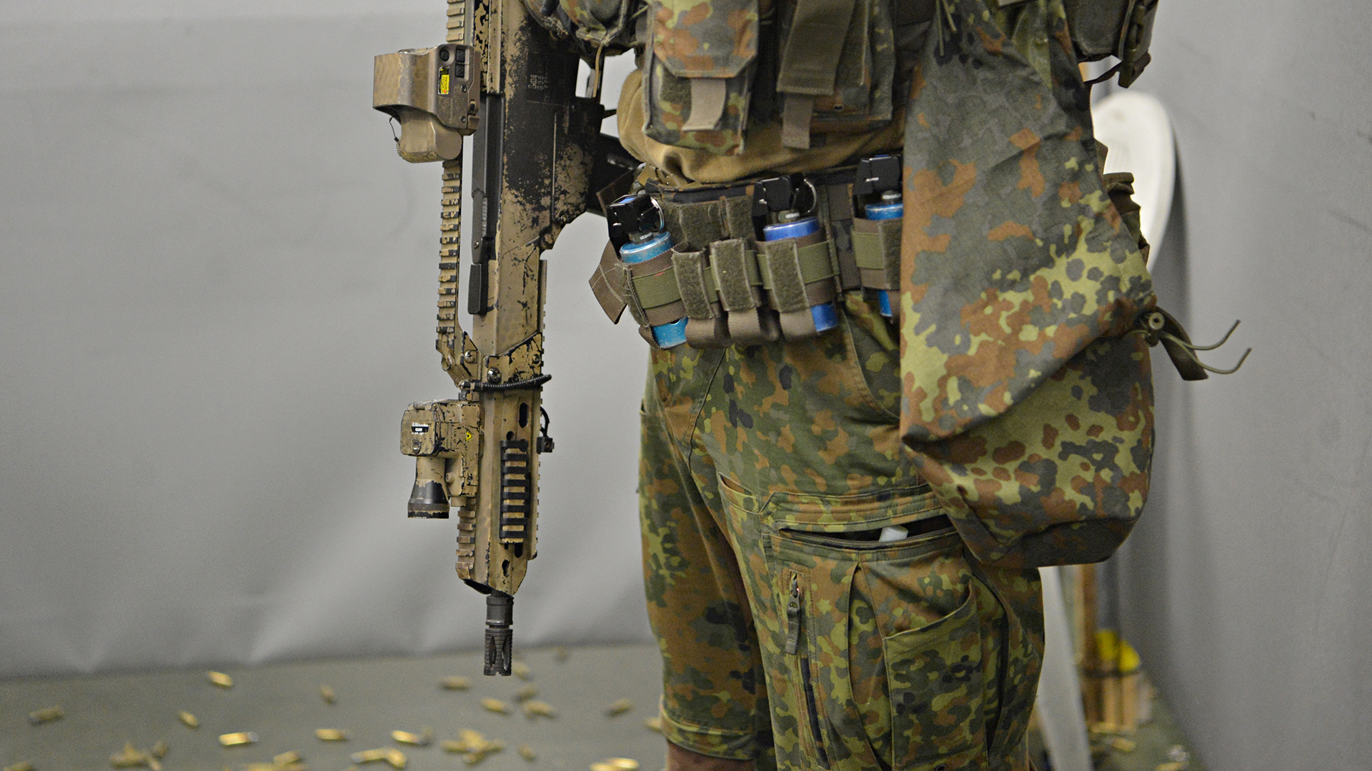 Ein Soldat trainiert mit einem G36-Gewehr im Schießausbildungszentrum auf dem Kasernengelände des Kommandos Spezialkräfte (KSK).
