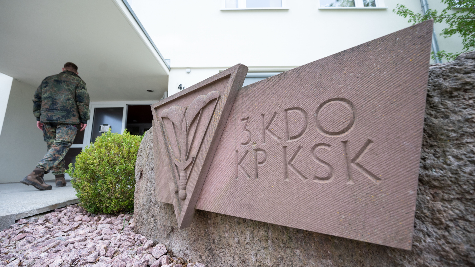 Ein Verbandsabzeichen ist vor dem Gebäude der 3. Kommandokompanie des Kommando Spezialkräfte (KSK) der Bundeswehr am KSK-Standort Calw zu sehen. | dpa