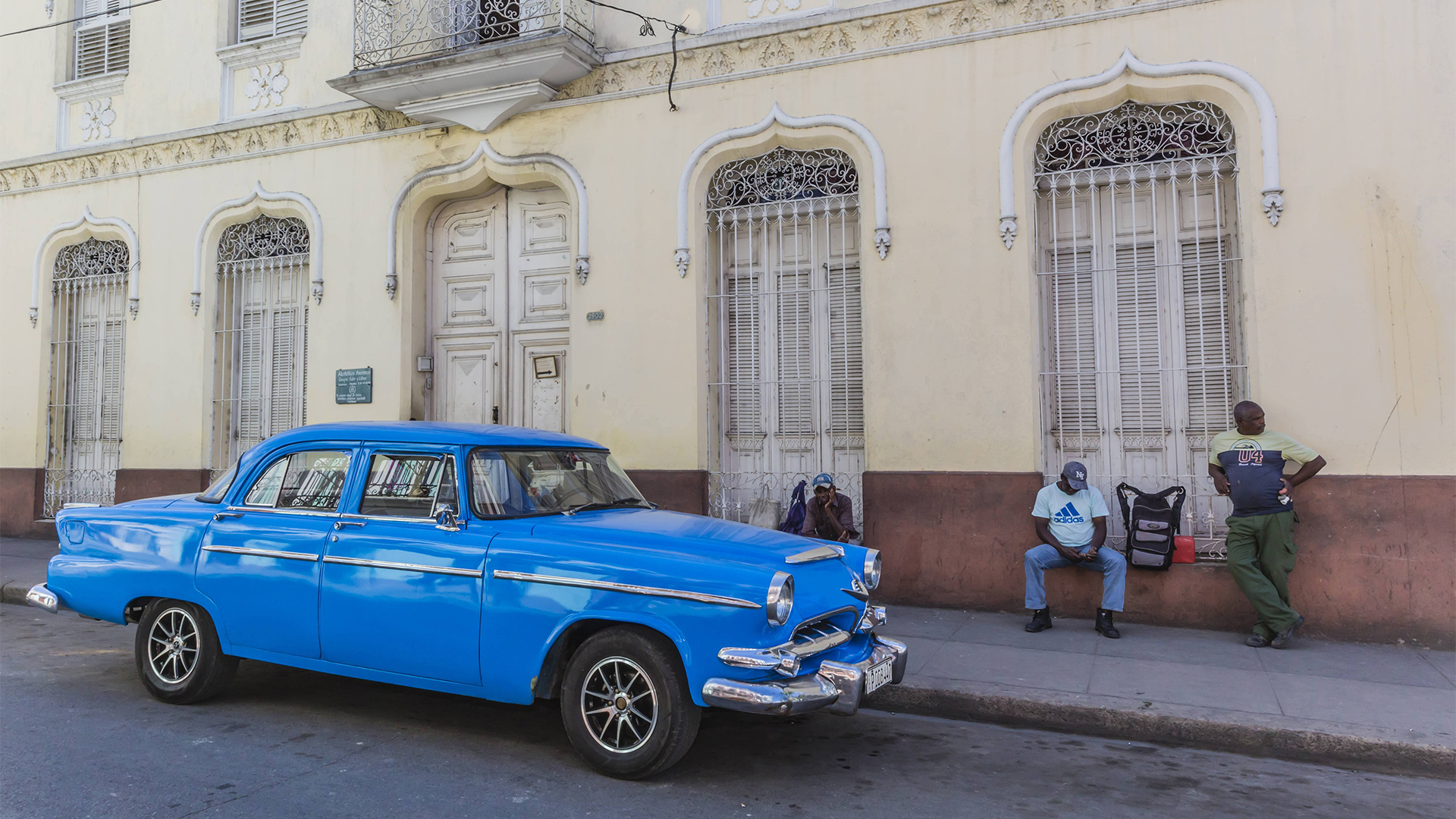 Ein Auto steht in einer Straße in Cienfuegos (Kuba)