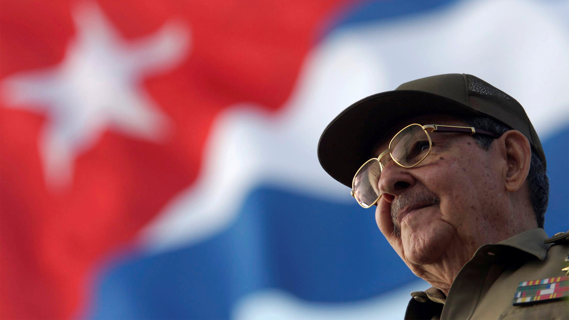 Raúl Castro vor der kubanischen Flagge | REUTERS