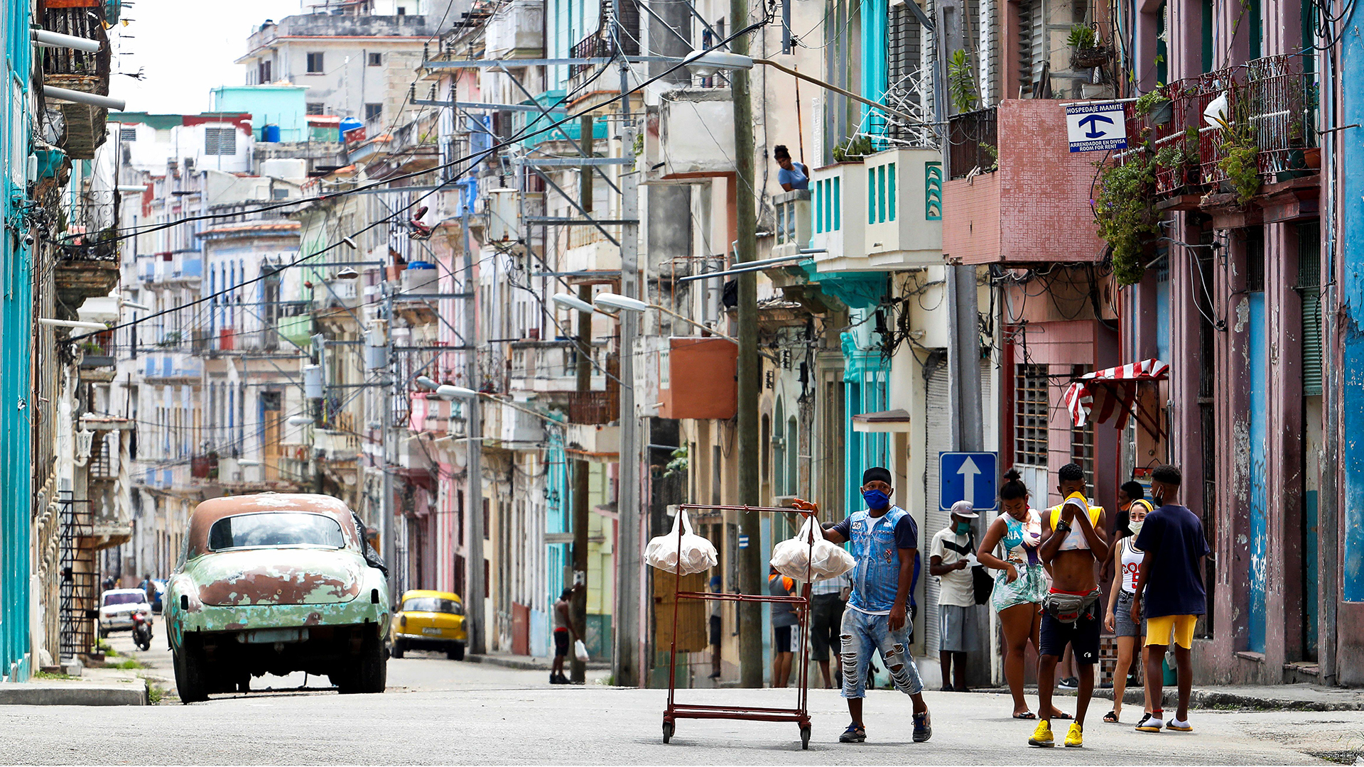 Menschen auf den Straßen von Havanna, Kuba. | YANDER ZAMORA/EPA-EFE/Shuttersto