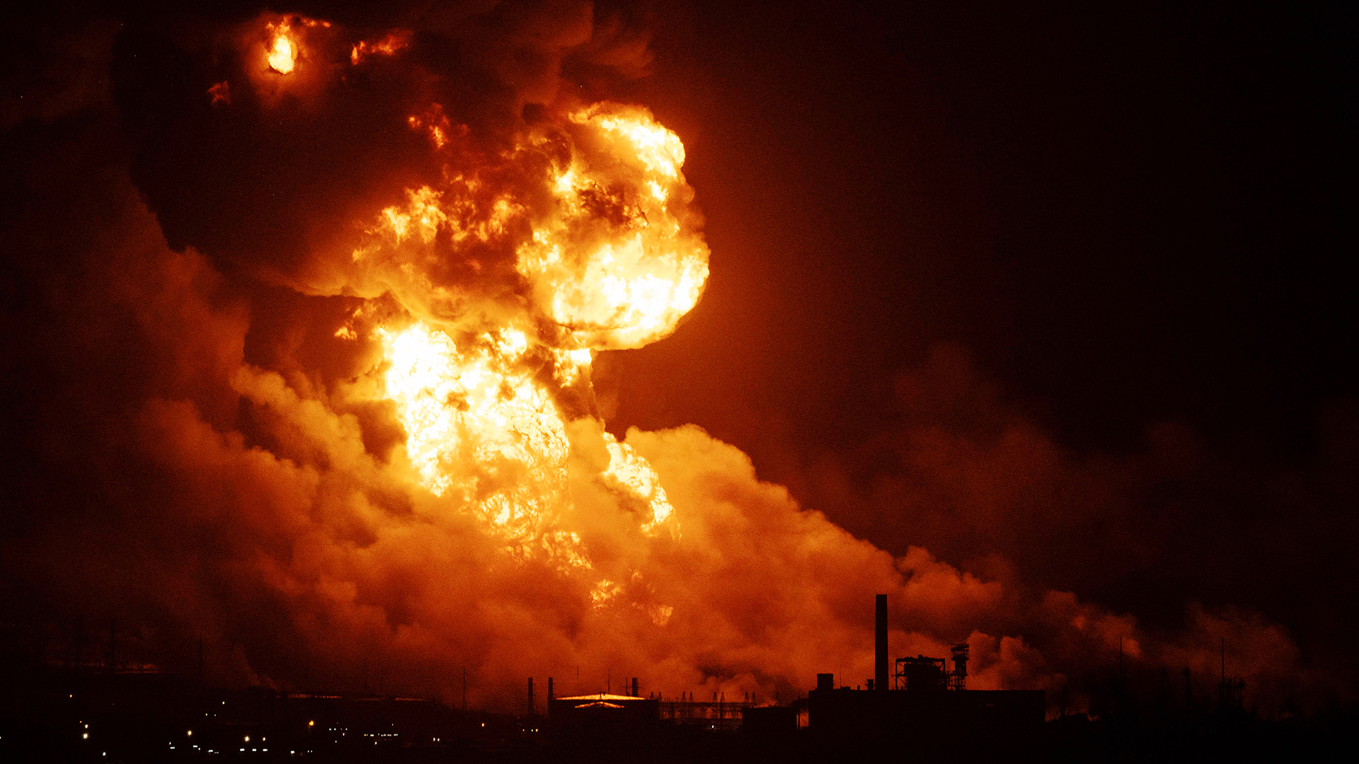 Flammen steigen über einem Treibstofflager auf. | AFP