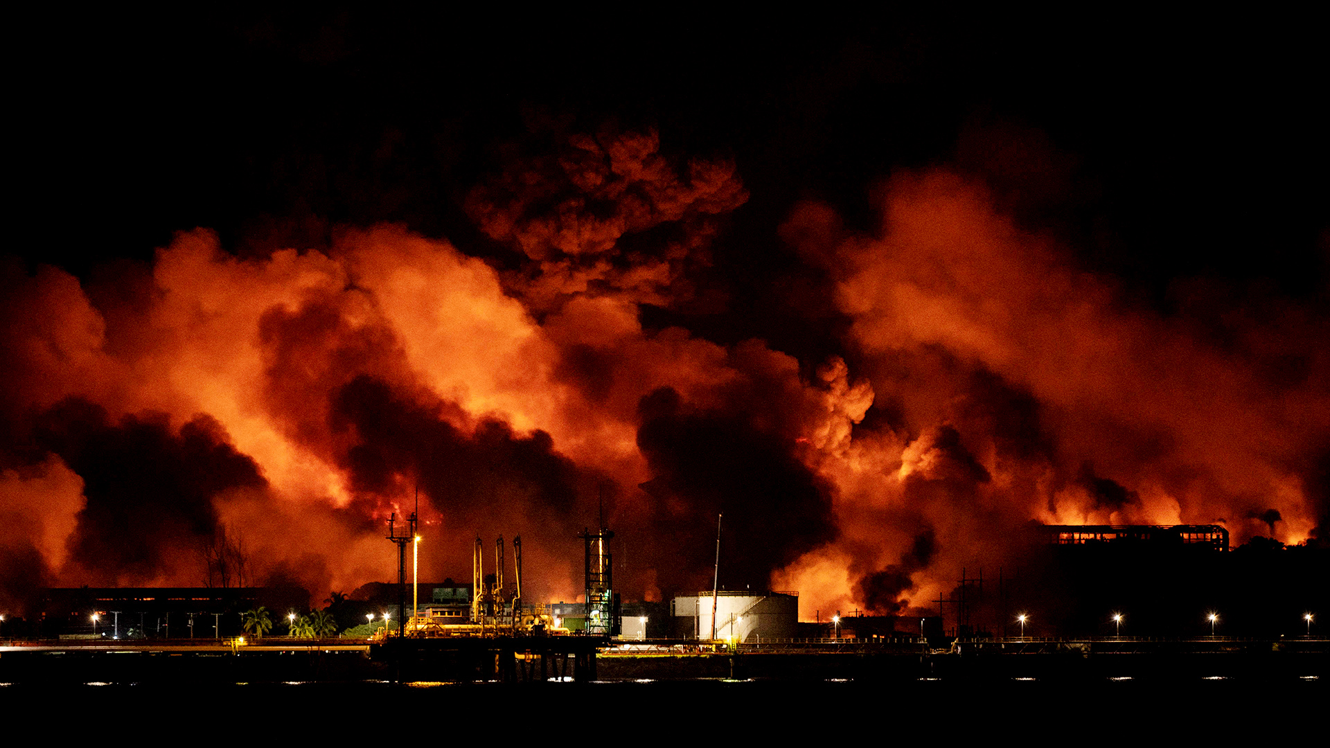 Flammen steigen über einem Treibstofflager auf. | AFP