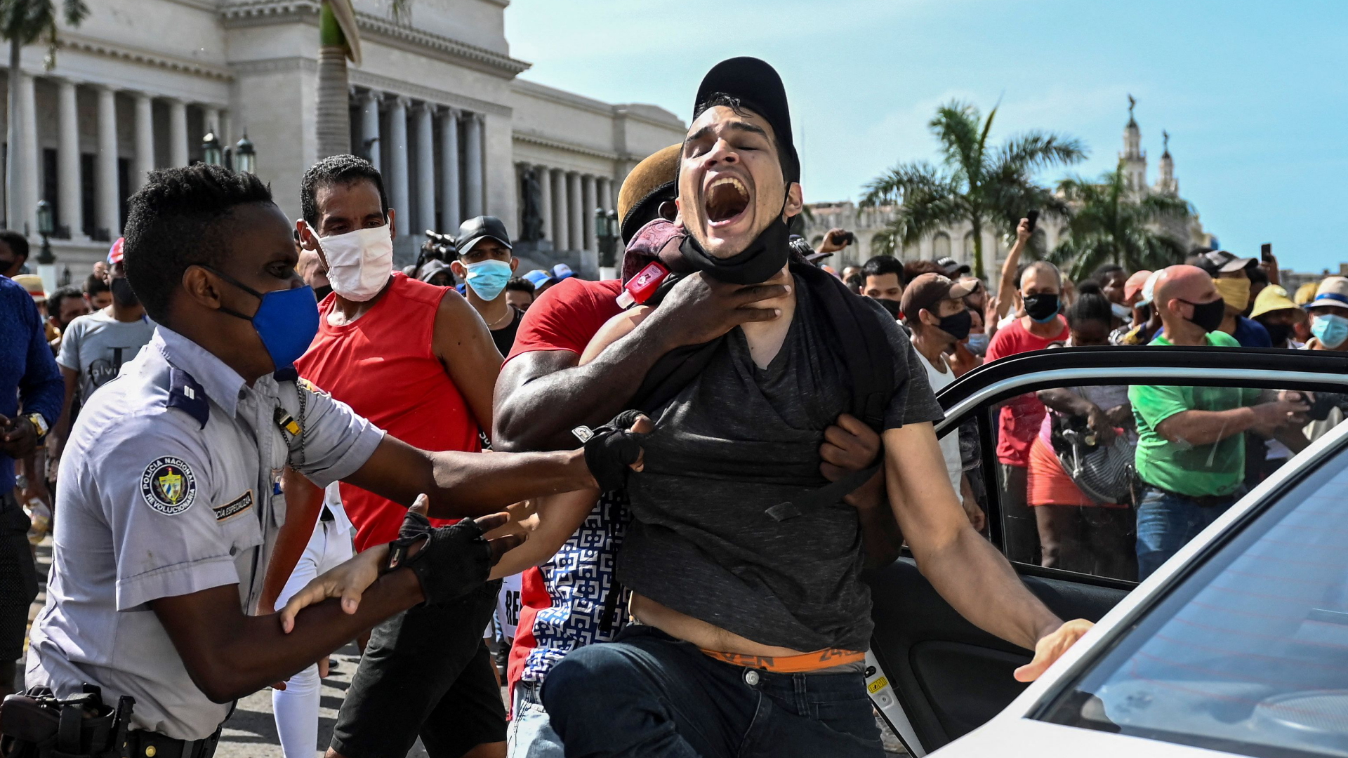 Polizei und Helfer nehmen in Havanna einen Demonstranten fest. | AFP
