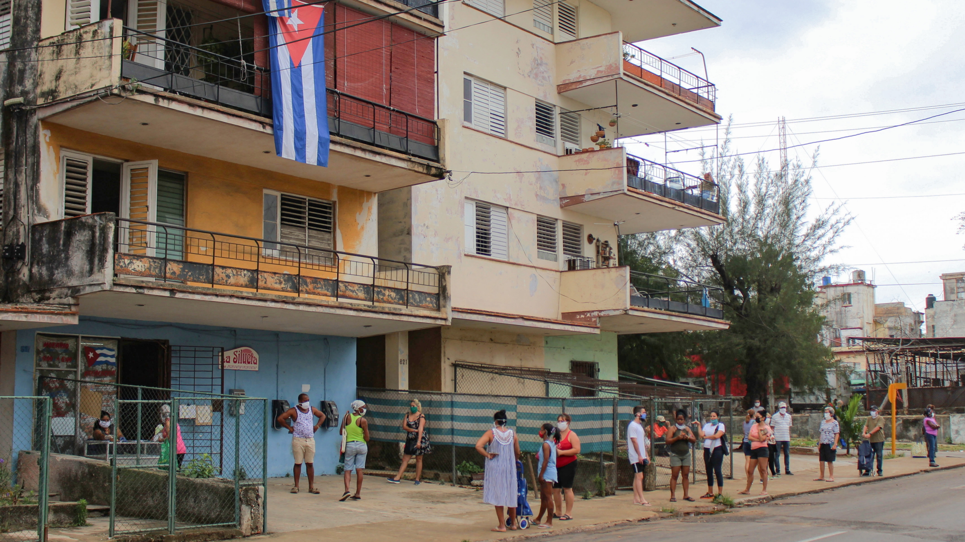 Menschen stehen an vor einem Laden in Havanna | dpa
