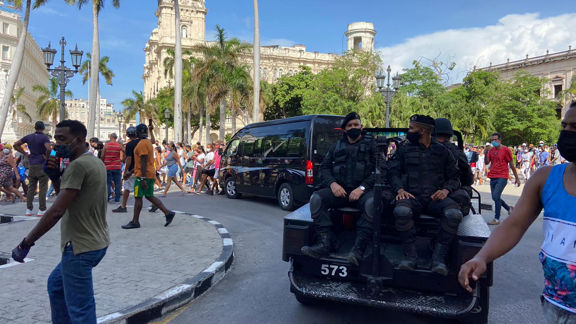 Polizisten fahren an protestierenden Menschen in Havanna, Kuba, vorbei | REUTERS