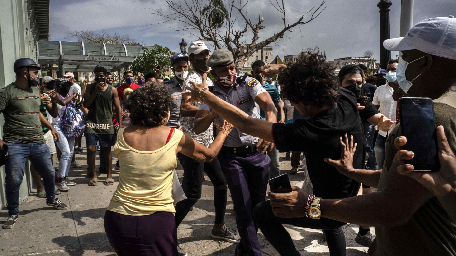 Kuba, Havanna: Die Polizei verhaftet einen regierungskritischen Demonstranten während einer Demonstration in Havanna. | dpa