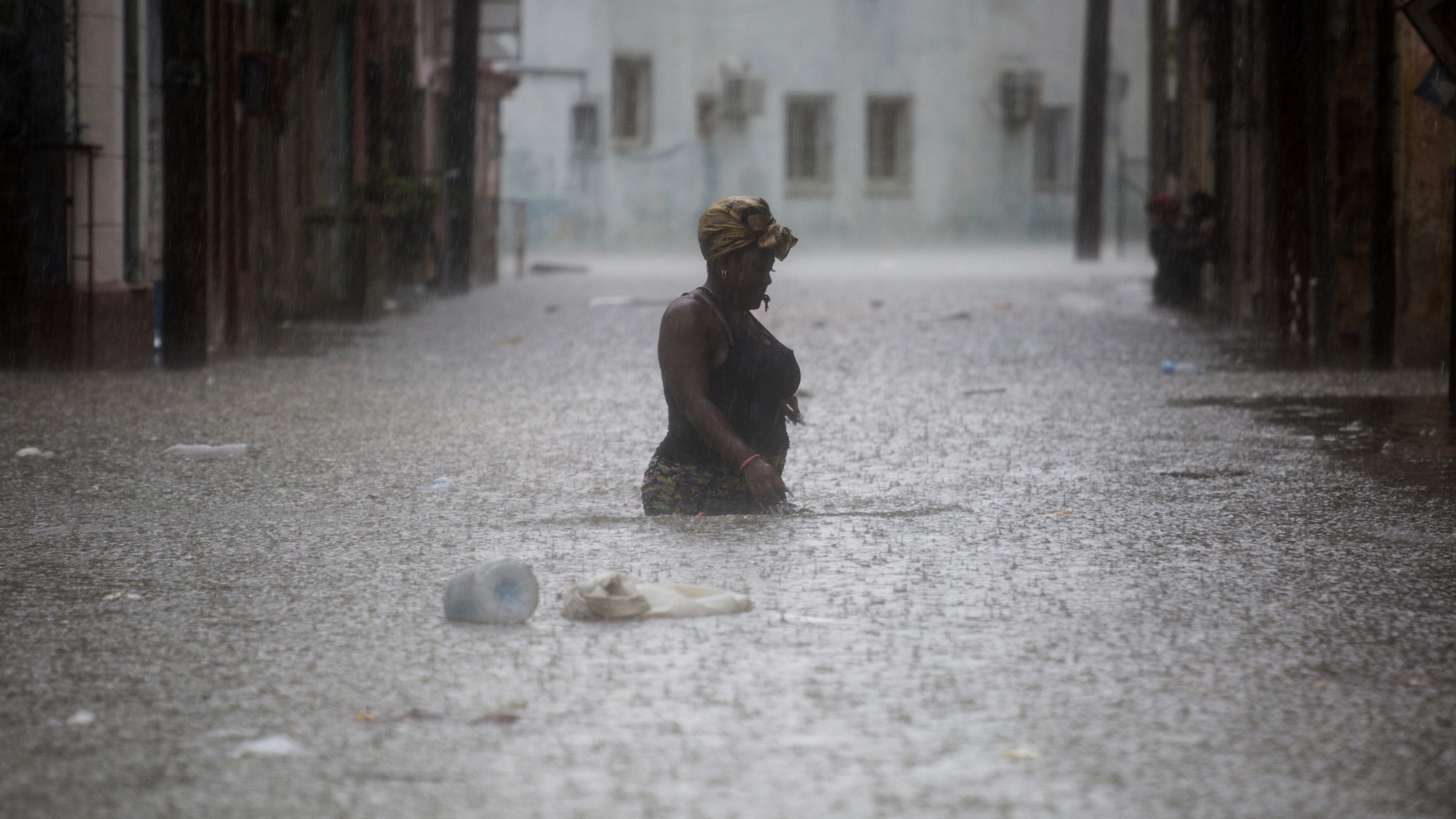 Havanna: Eine Frau watet durch Hochwasser | dpa
