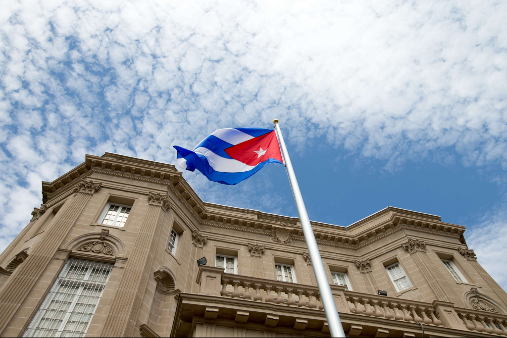 Die kubanische Flagge weht wieder vor der kubanischen Botschaft in Washington. | AFP