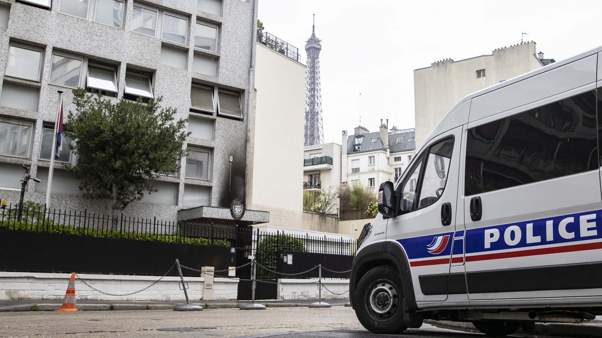 Ein Polizeiwagen steht vor der kubanischen Botschaft in Paris. | EPA