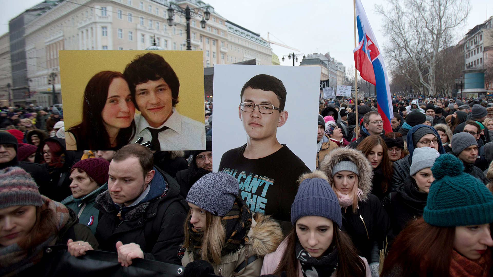 Demonstranten in der Slowakei mit Bildern des ermordeten Journalisten | AFP