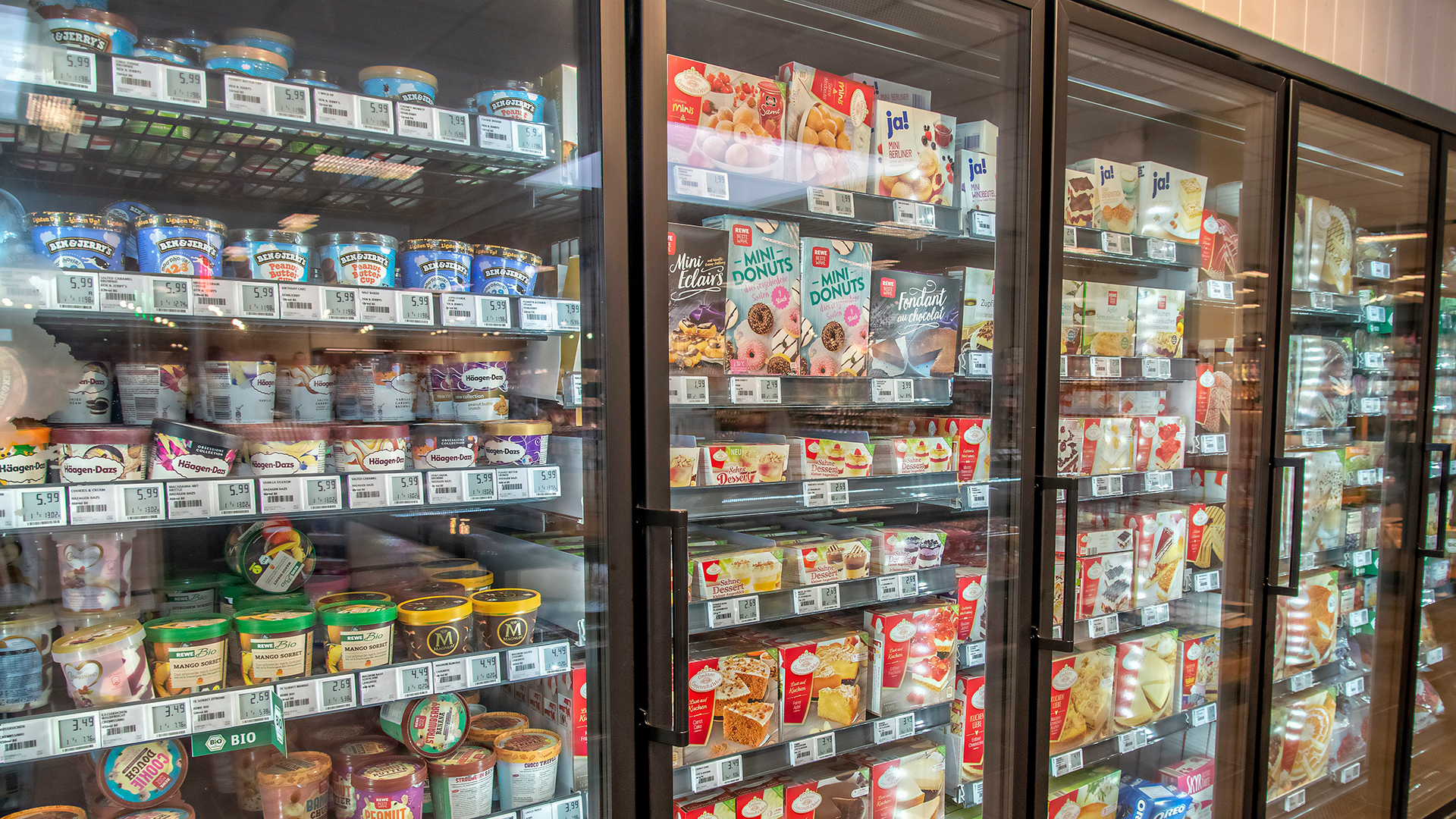 Ein Kühlregal mit Tiefkühlware in einem Supermarkt | picture alliance / Klaus Ohlensc