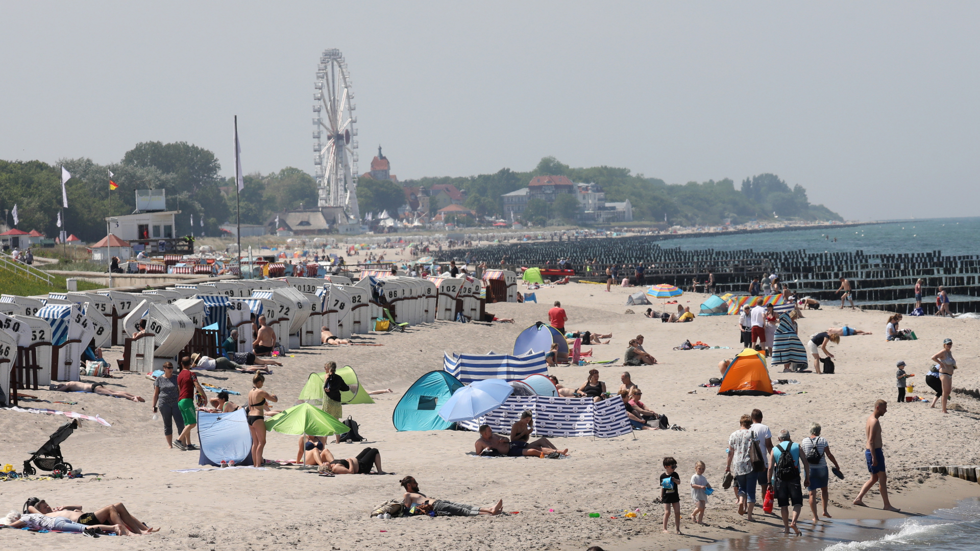 Menschen am Strand von Kühlungsborn in Mecklenburg-Vorpommern | dpa