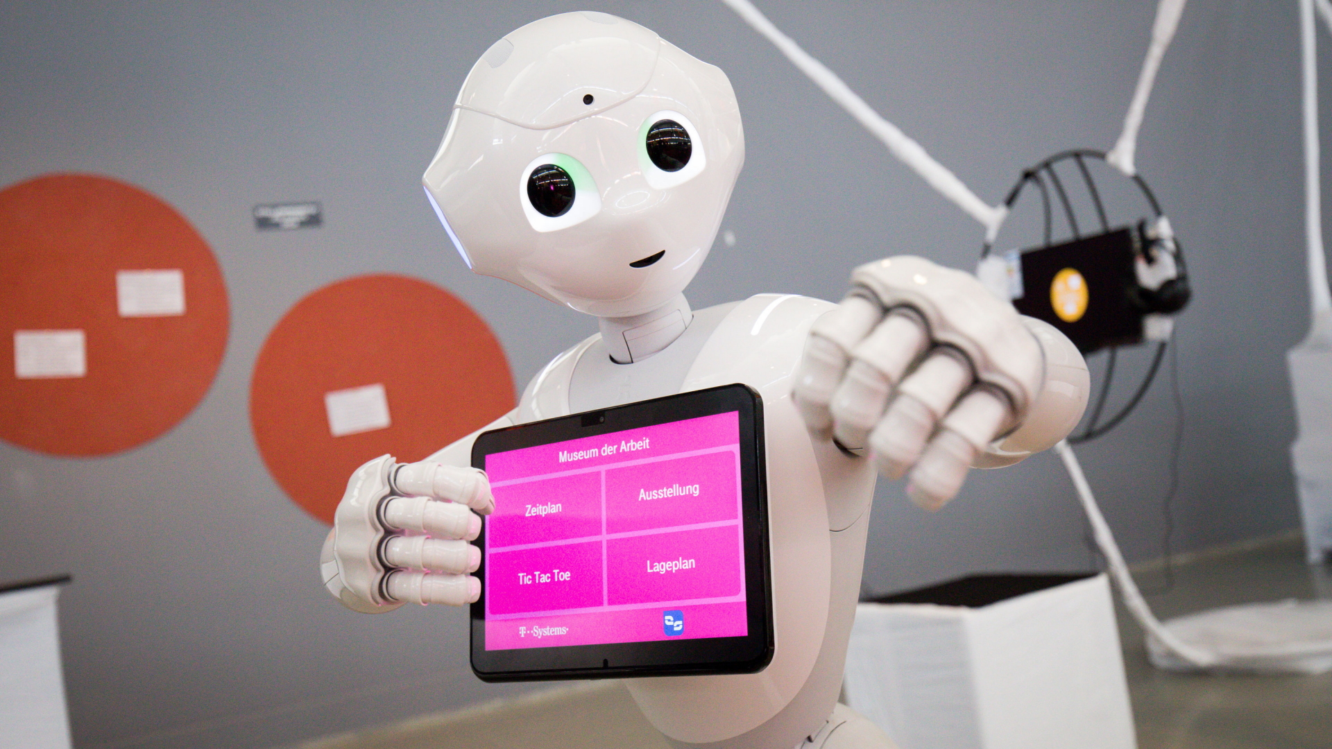 Der Roboter Pepper kommuniziert mit einem Tablet mit den Menschen. | dpa