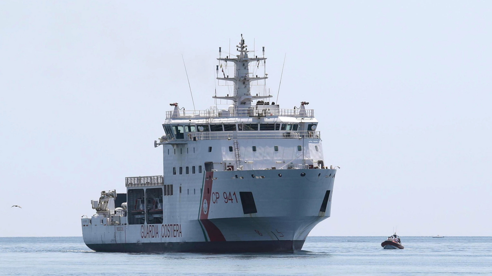 Das italienische Küstenwachenschiff "Diciotti" vor Sizilien | AP