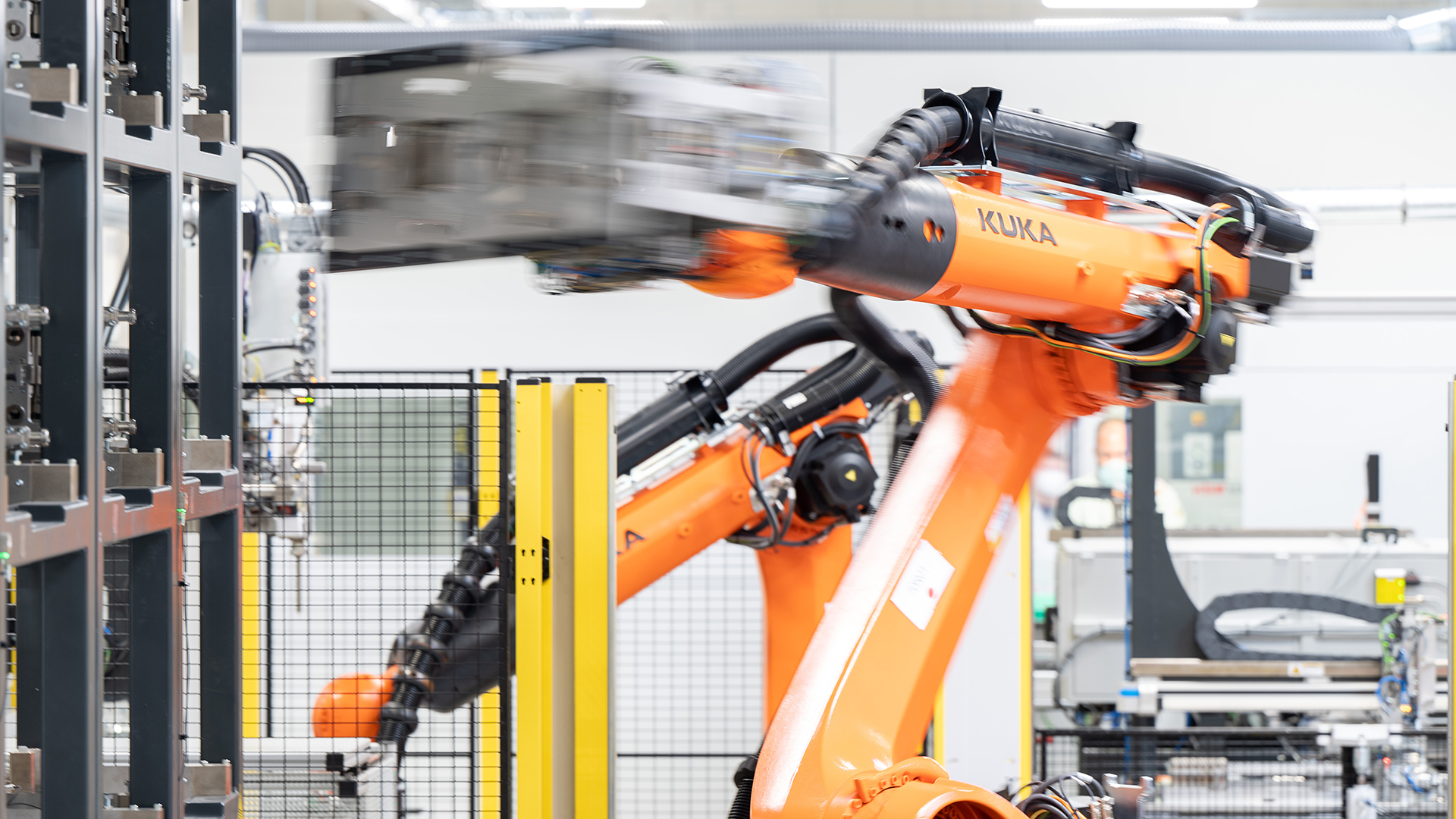 Ein Roboter fährt mit einer Batterie durch eine Fabrik. | picture alliance/dpa