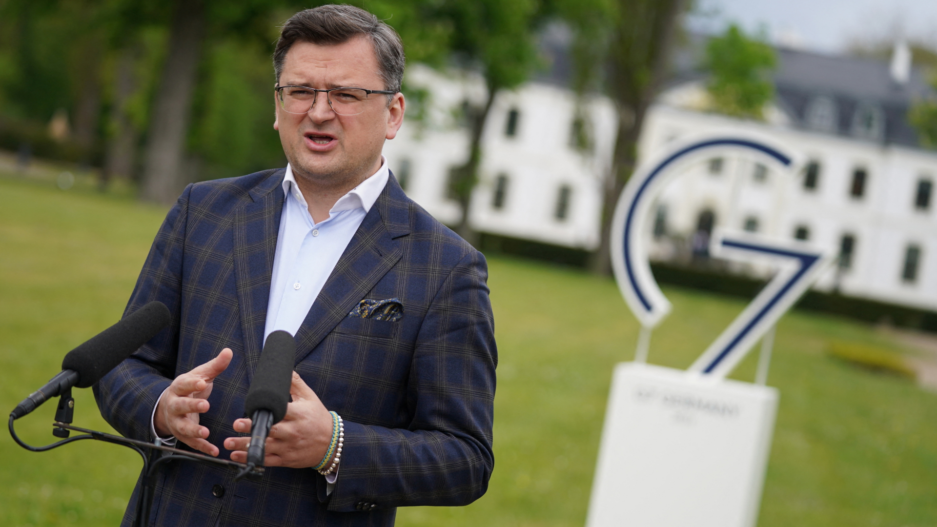 Dmytro Kuleba bei einer Pressekonferenz während des G7-Außenministertreffens vor Schloss Weissenhaus. | REUTERS
