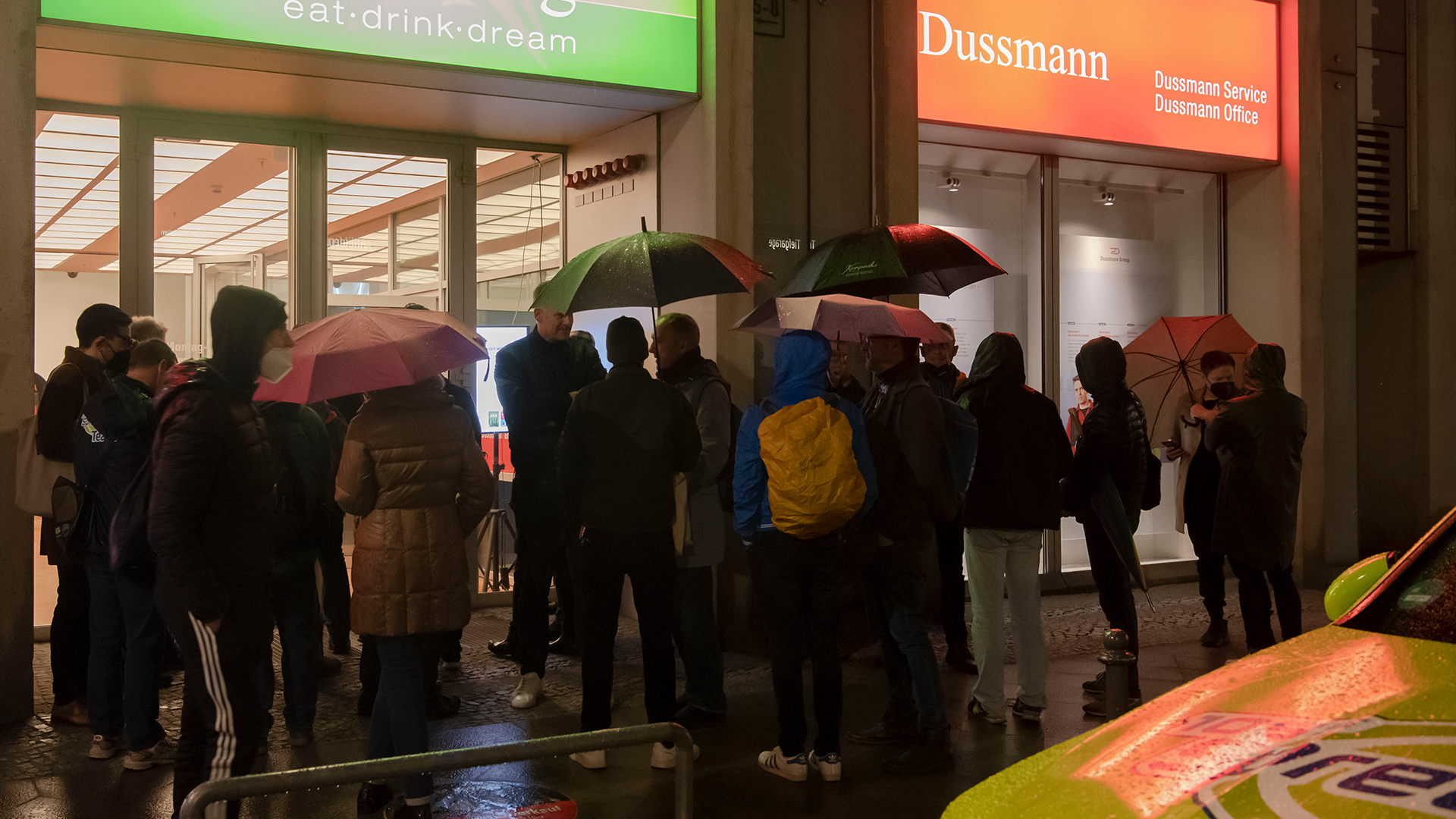 Zahlreiche Menschen stehen kurz vor dem Mitternachtsverkauf des neuen ABBA-Albums am Kulturkaufhaus Dussmann. | dpa