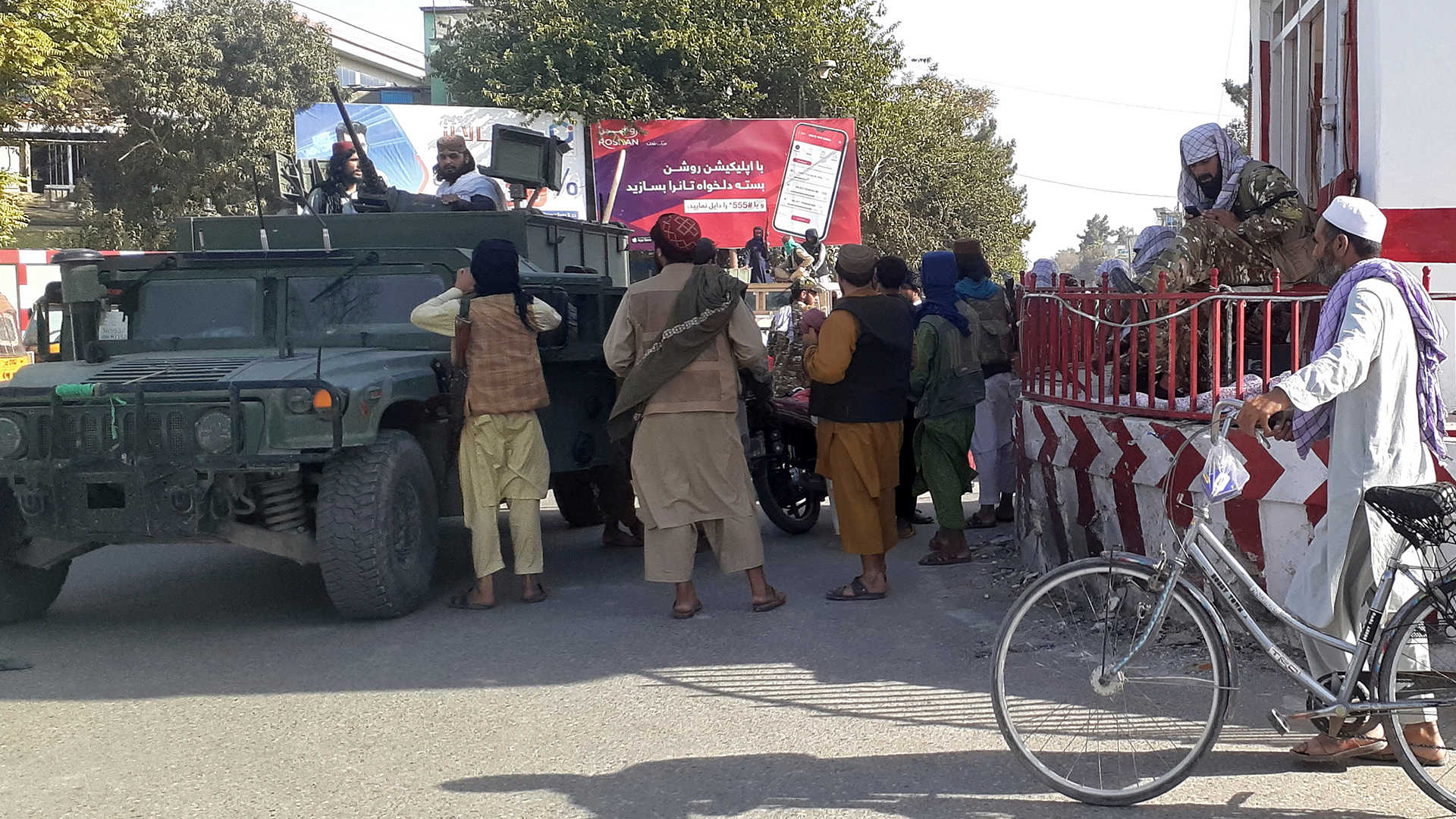 Taliban-Kämpfer halten Wache in der nordafghanischen Stadt Kundus.  | dpa