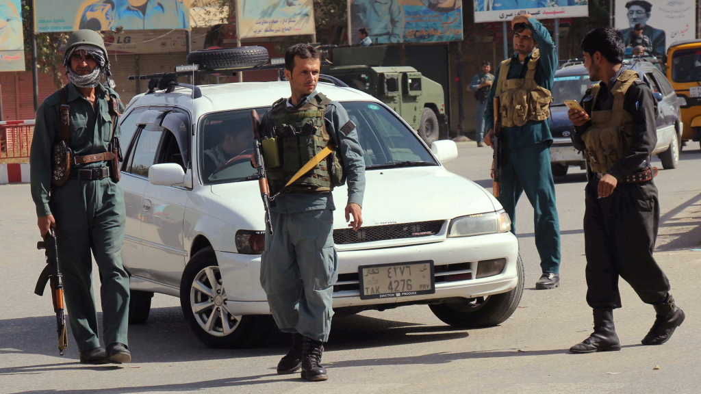 Afghanische Polizisten stehen im Stadtzentrum von Kundus. | REUTERS