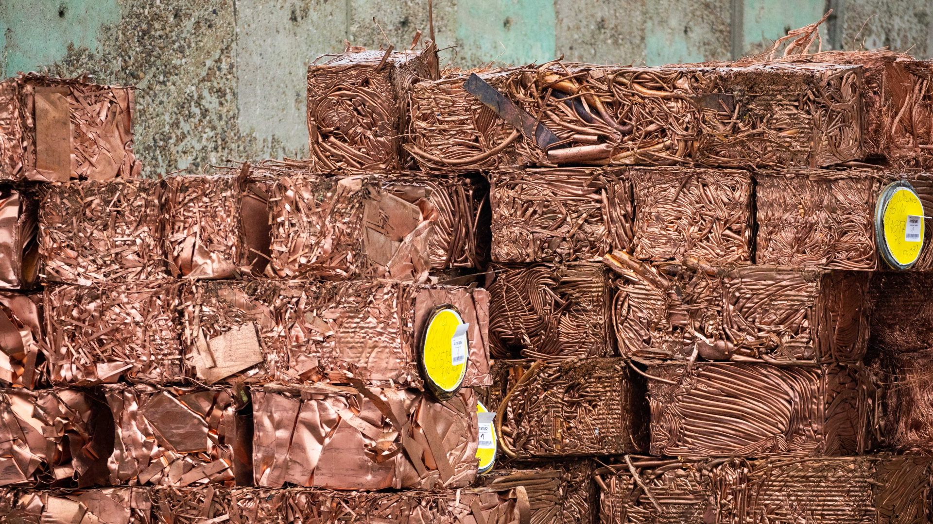 Recycling-Kupfer in einem Lager von Aurubis | dpa