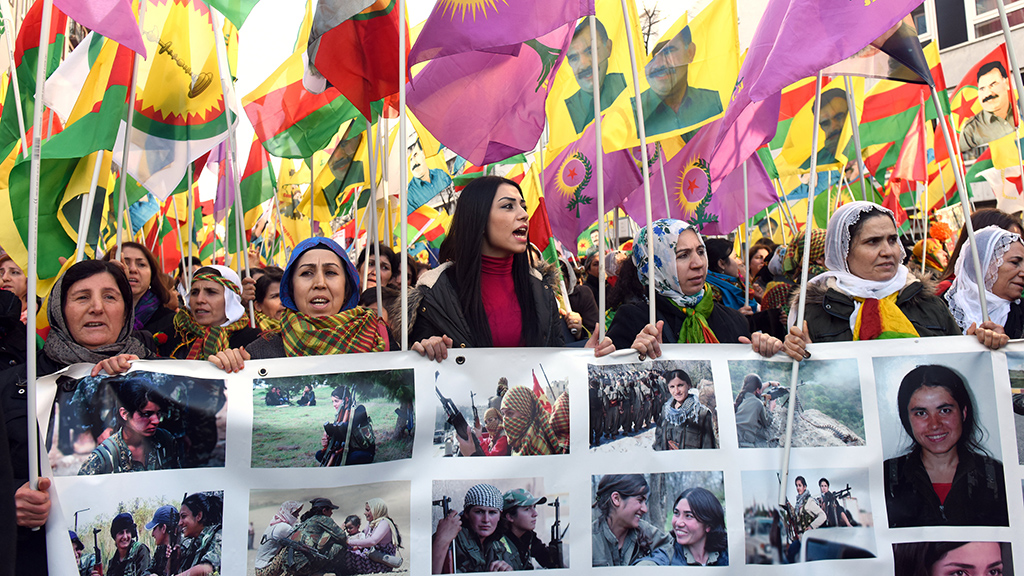 Kurden demonstrieren am 26.12.2015 mit Fahnen und Transparenten in Düsseldorf  | null