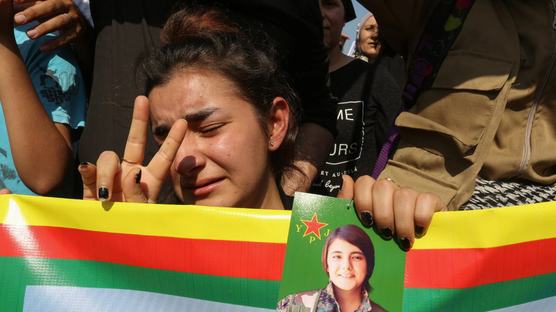 Kurdin im Libanon demonstriert gegen türkischen Militäreinsatz