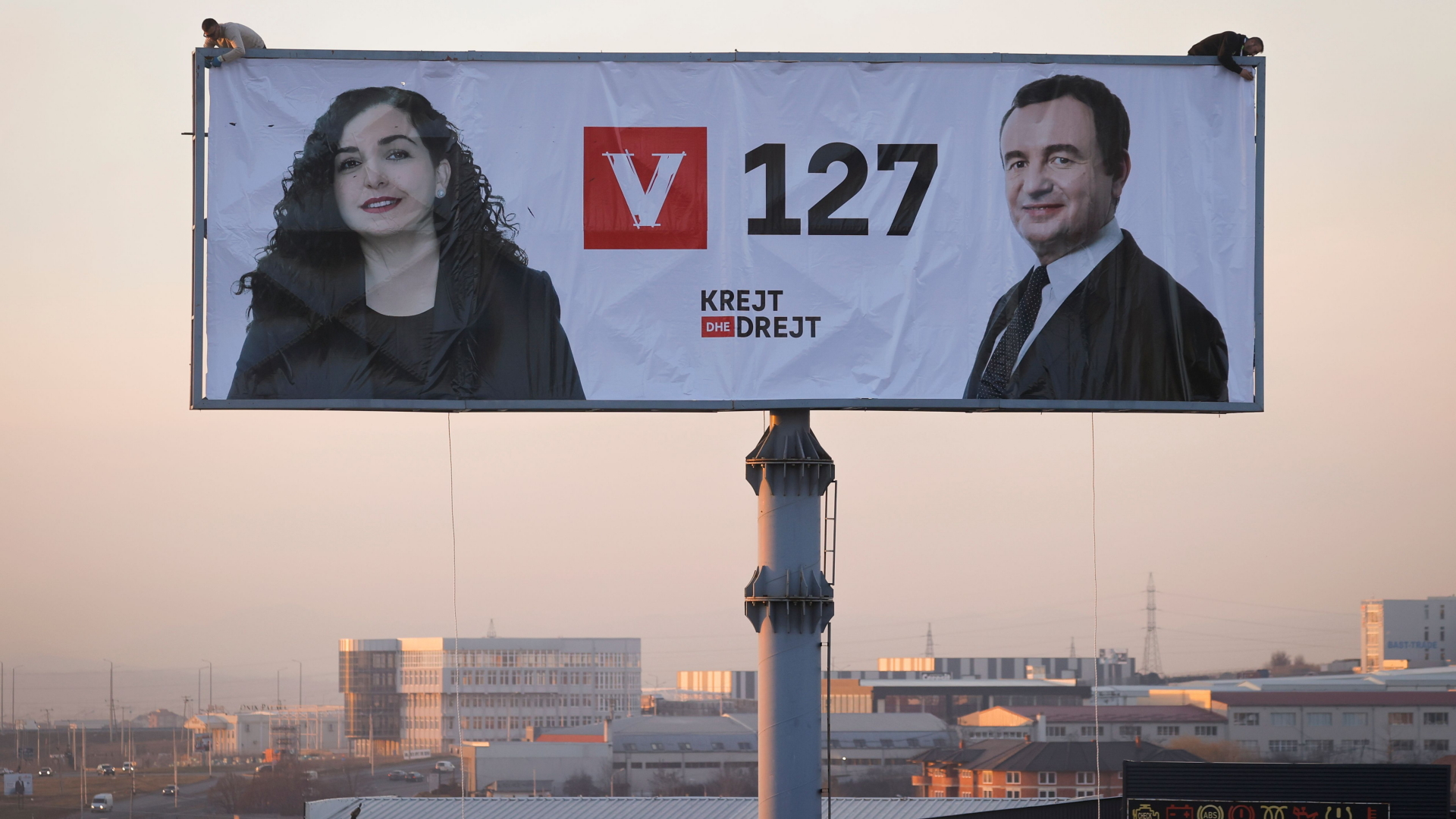 Der kosovarische Politiker Albin Kurti (r) und die Interimspräsidentin des Landes, Osmani posieren zusammen auf einem Plakat in Pristina. | VALDRIN XHEMAJ/EPA-EFE/Shutterst