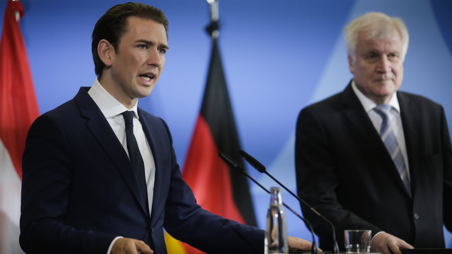 Österreichs Kanzler Kurz (links) bei einer Pressekonferenz mit Bundesinnenminister Seehofer. | AP