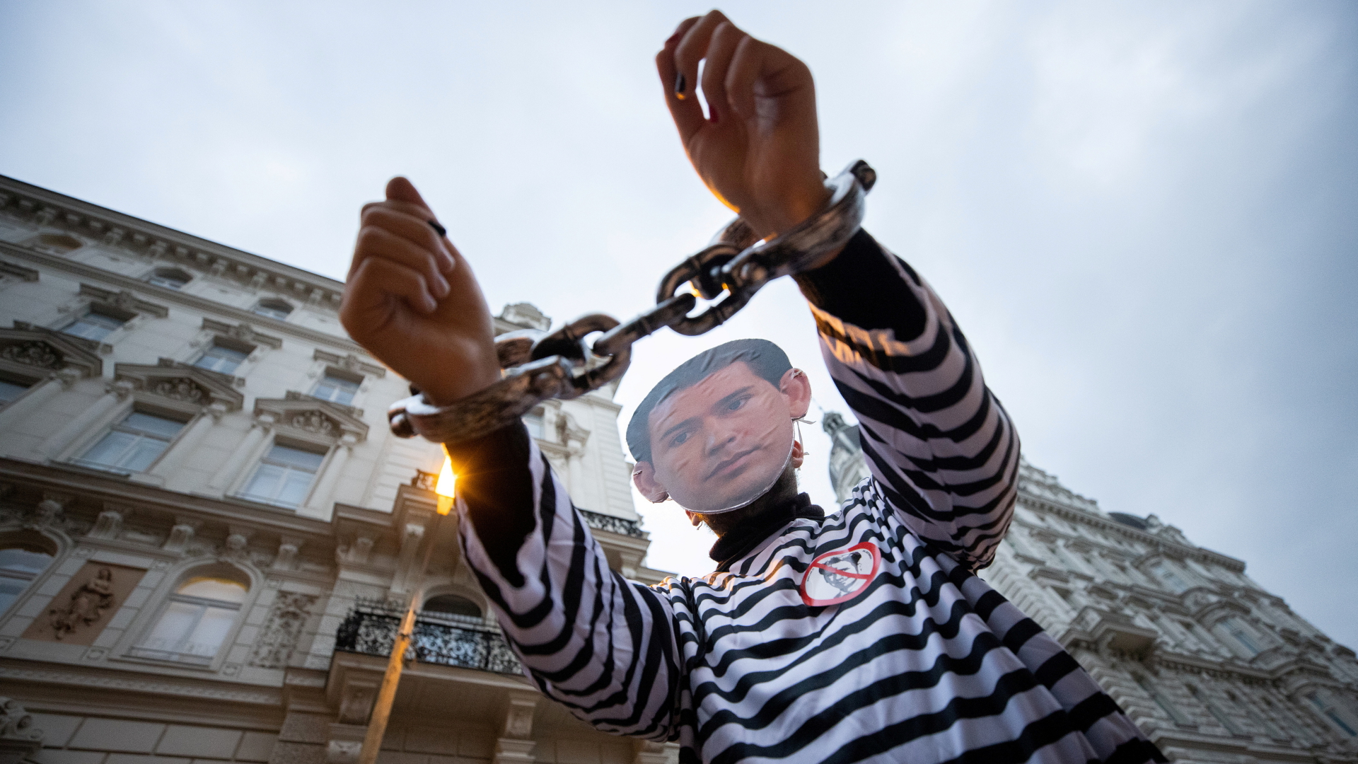 Eine Pappfigur zeigt Österreichs Kanzler Kurz als Gefängnisinsasse bei einer Demonstration in Wien. | REUTERS