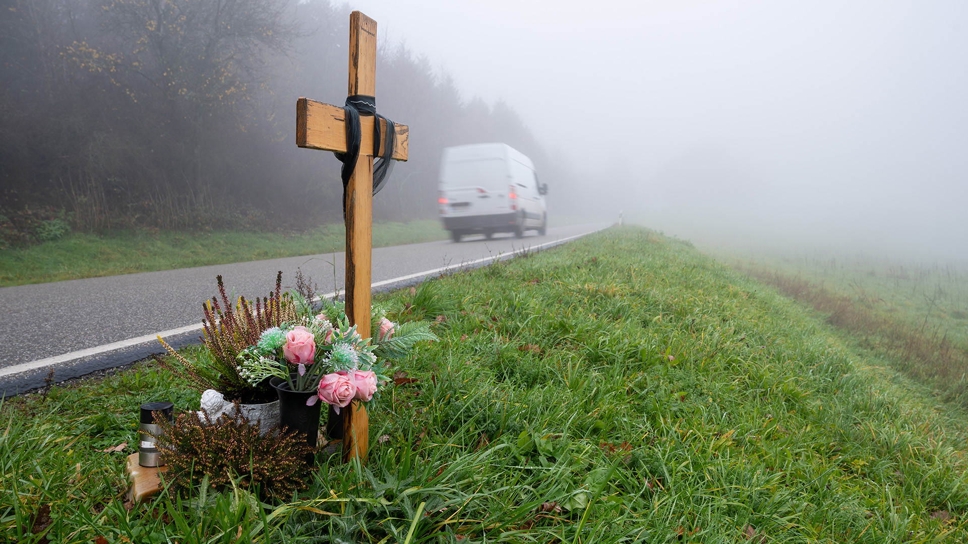 Ein Holzkreuz zum Gedenken wurde am Tatort an der K22 bei Kusel aufgestellt.