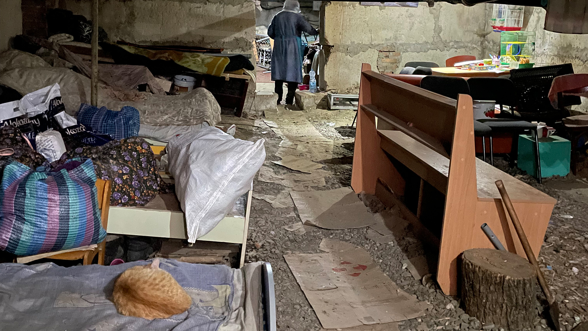 Im Keller des Kindergartens von Kutusiwka stehen Möbel und Taschen. | Andrea Beer/wdr