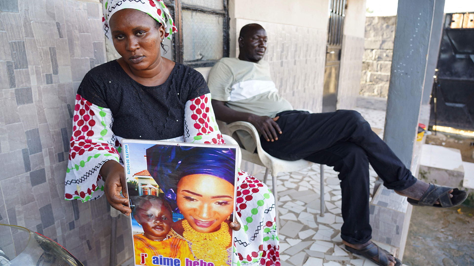 Mariama Kuyateh zeigt ein Bild ihres verstorbenen Sohnes Musawho, der an akutem Nierenversagen starb. | AFP