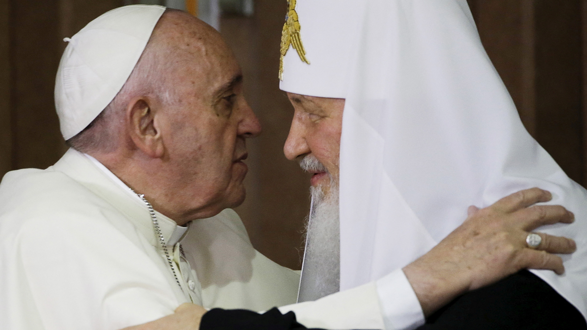 Papst Franziskus und Patriarch Kyrill umarmen einander. | REUTERS