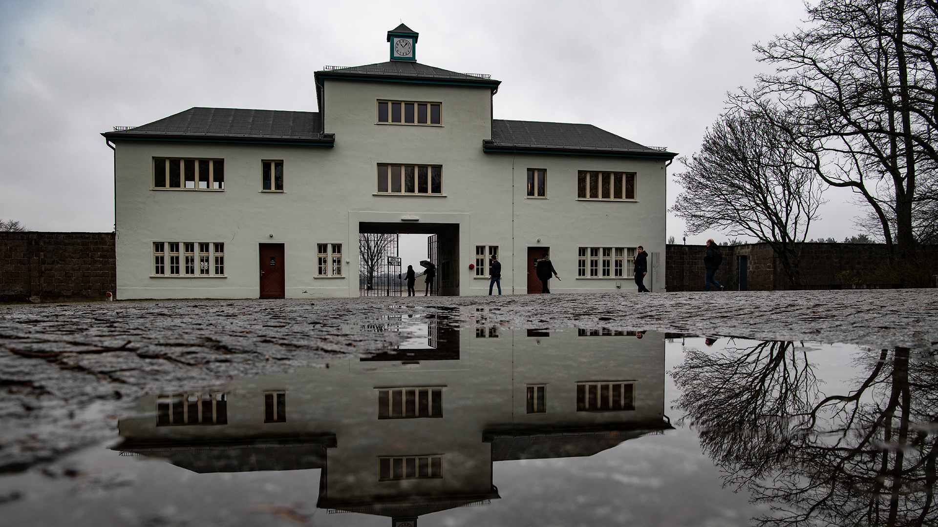 Das Eingangstor zu der Gedenkstätte Sachsenhausen  | dpa