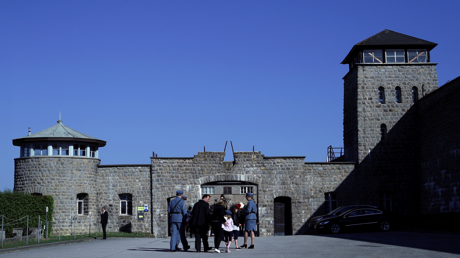 Besucher stehen vor der Gedenkstätte des ehemaligen KZ Mauthausen. | Bildquelle: REUTERS
