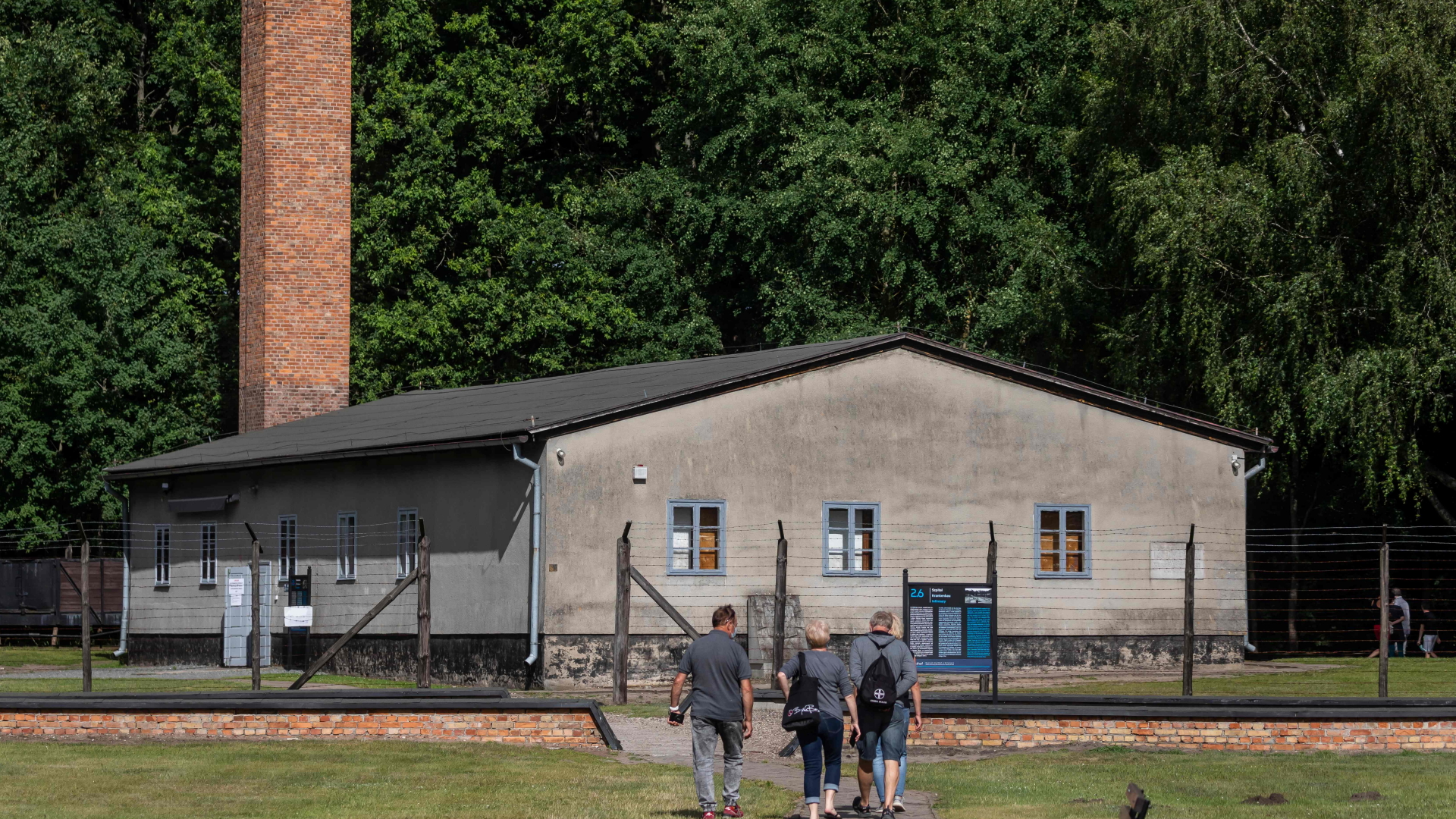 Menschen gehen durch das Museum auf dem Gelände des ehemaligen KZ Stutthof | AFP