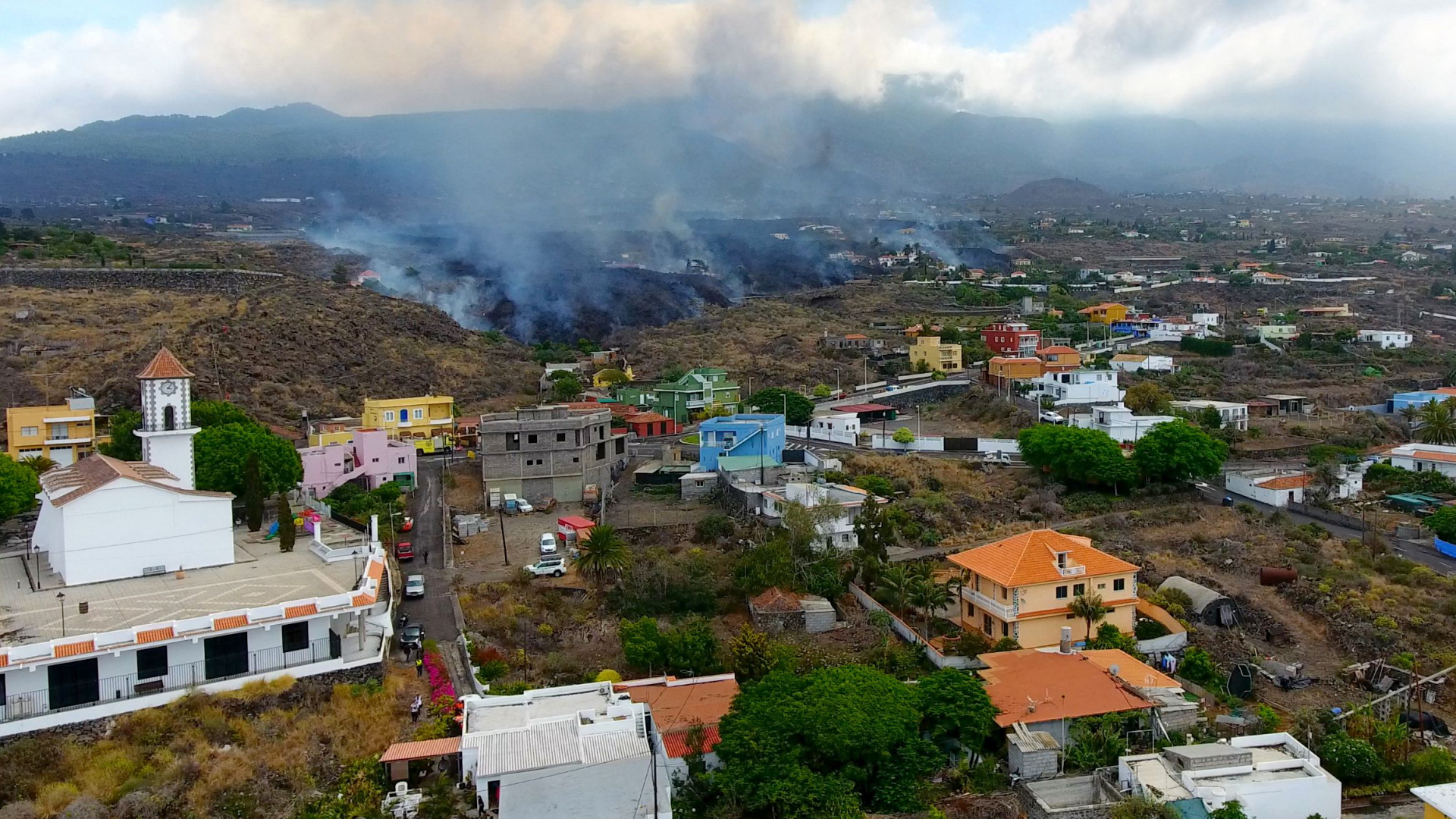 Ein Drohnenbild zeigt, wie sich die Lava auf der Insel La Palma ausbreitet. | AFP