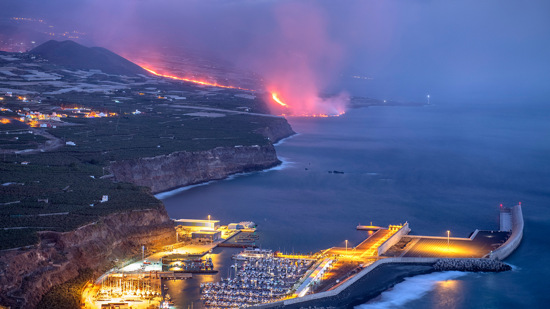 Lava des aktiven Vulkans fließt ins Meer. | picture alliance/dpa/AP