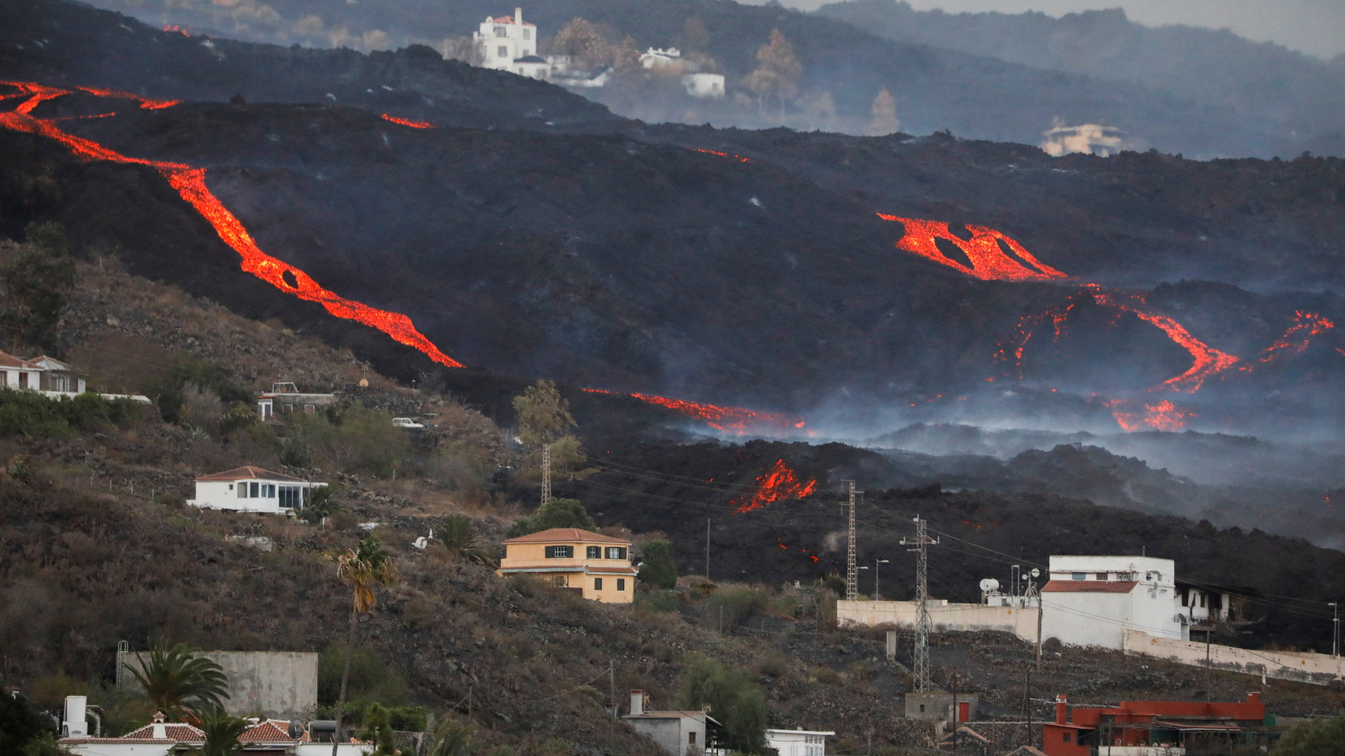 Lavaströme in der Nähe von Häusern auf der Kanareninsel La Palma.  | REUTERS