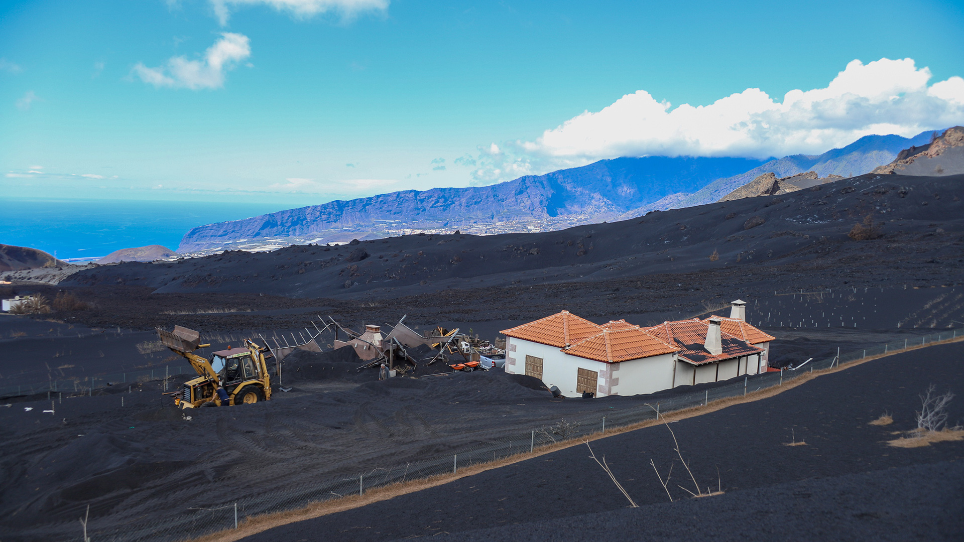 Ein Haus steht mitten in Asche des Vulkanausbruchs auf La Palma. | EPA