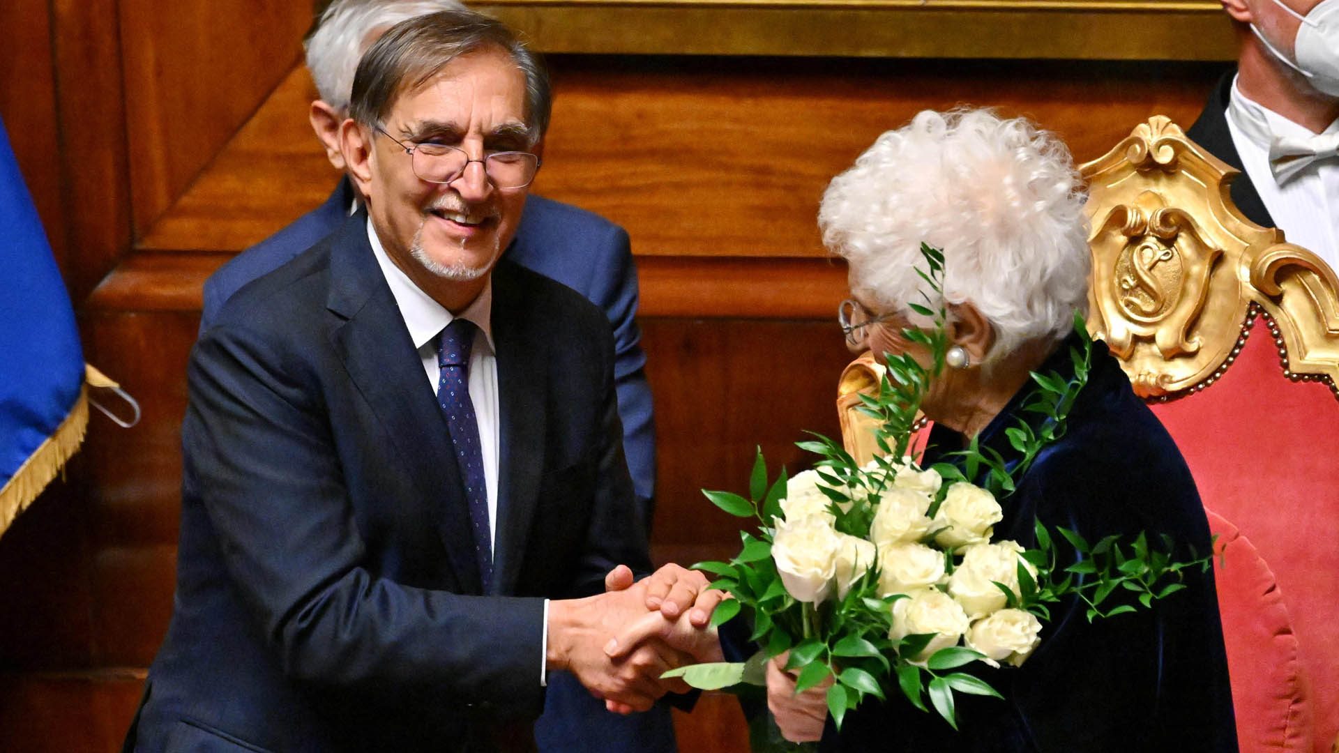 Ignazio La Russa übergibt der Holocaust-Überlebenden Liliana Segre ein Strauß weißer Blumen | AFP