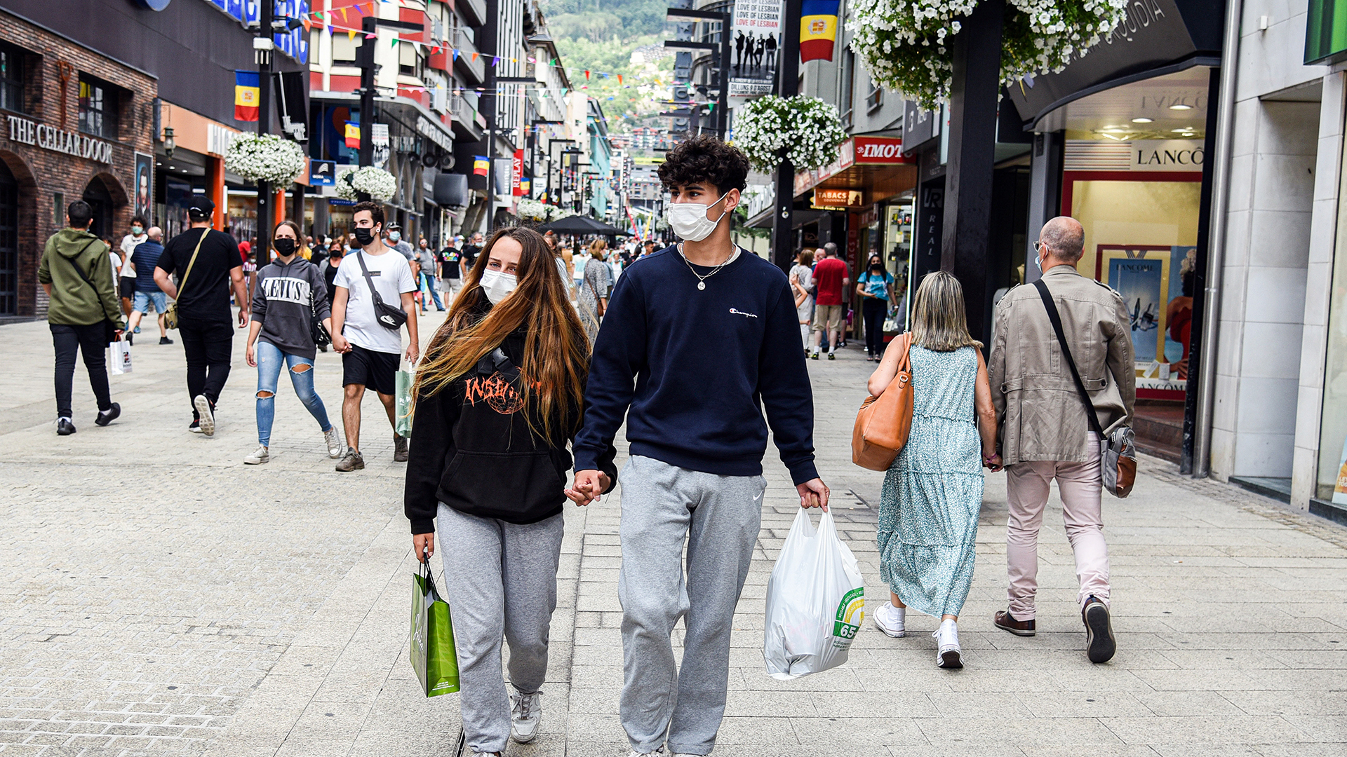 Ein Paar geht durch eine Einkaufsstraße in Andorra la Vella. | picture alliance / ZUMAPRESS.com