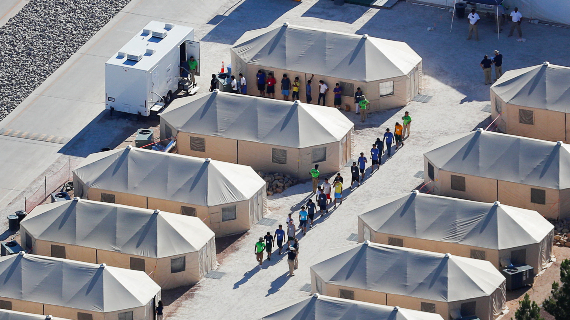 Ein Lager, in dem illegal in die USA gelangte Kinder untergebracht sind, nahe der mexikanischen Grenze. | REUTERS