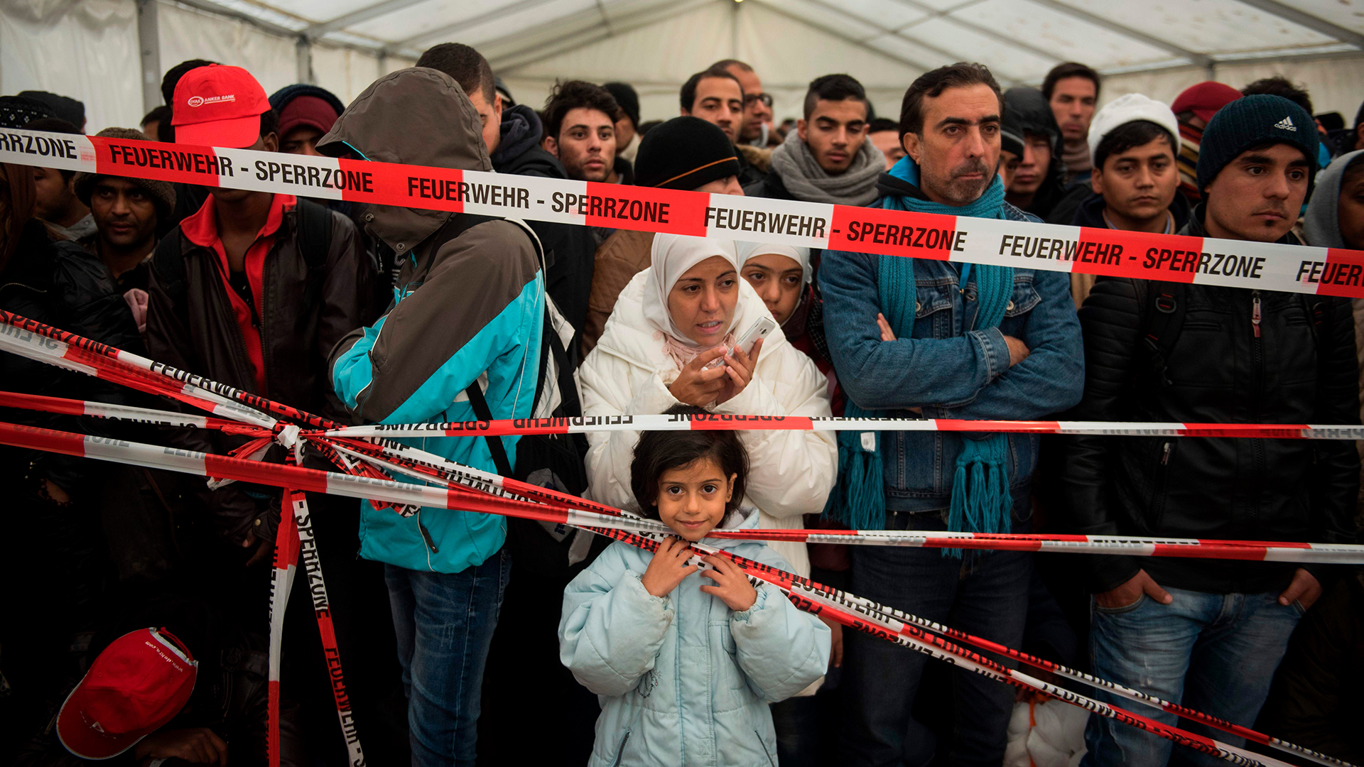 Flüchtlinge stehen im Dezember 2015 vor dem LAGeSo in Berlin | AFP