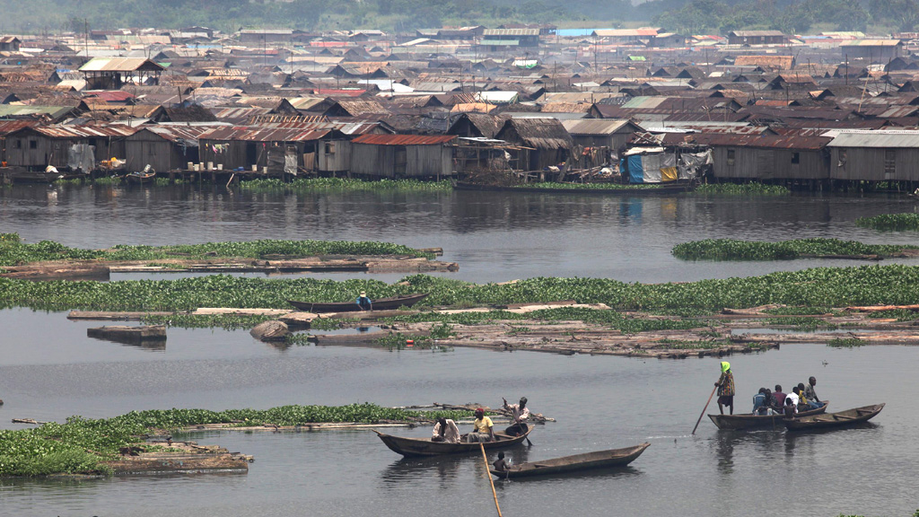 In Kanus bewegen sich die Menschen durch Makoko, einem Slum in Nigeria.