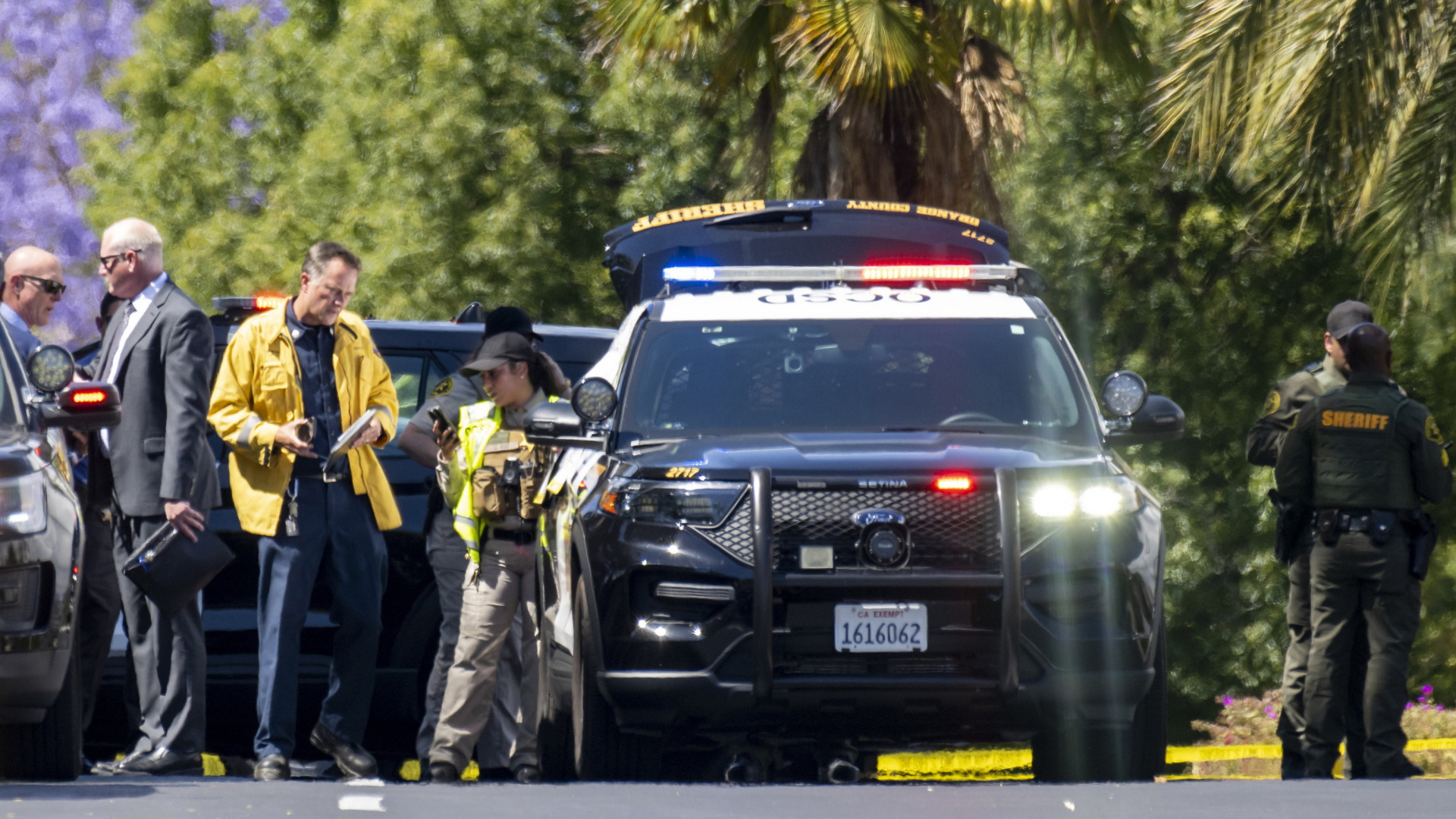 Ermittler und ein Polizeiauto in Laguna Woods | AP