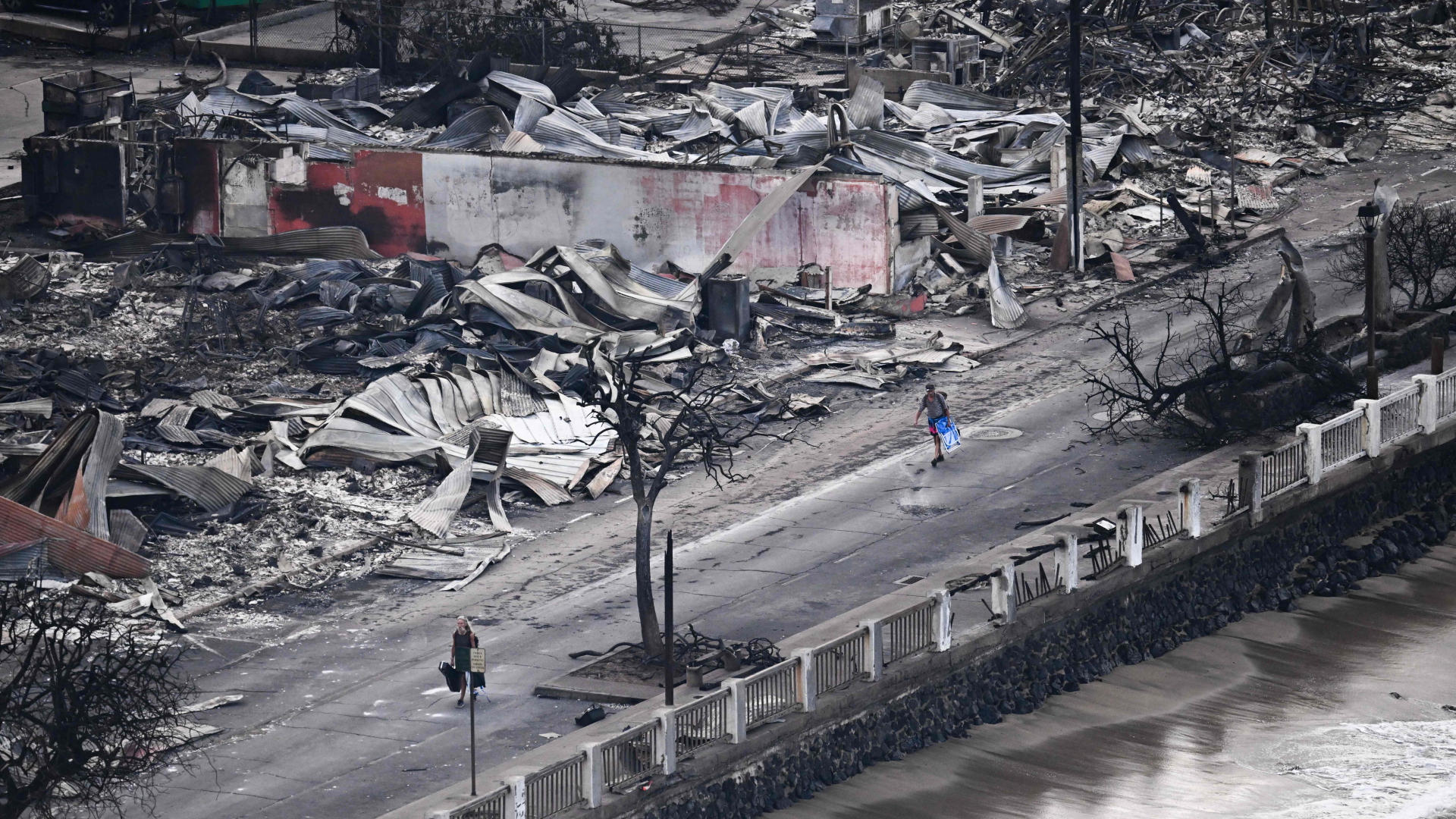 Luftaufnahme der durch einen Brand zerstörten Stadt Lahaina 
