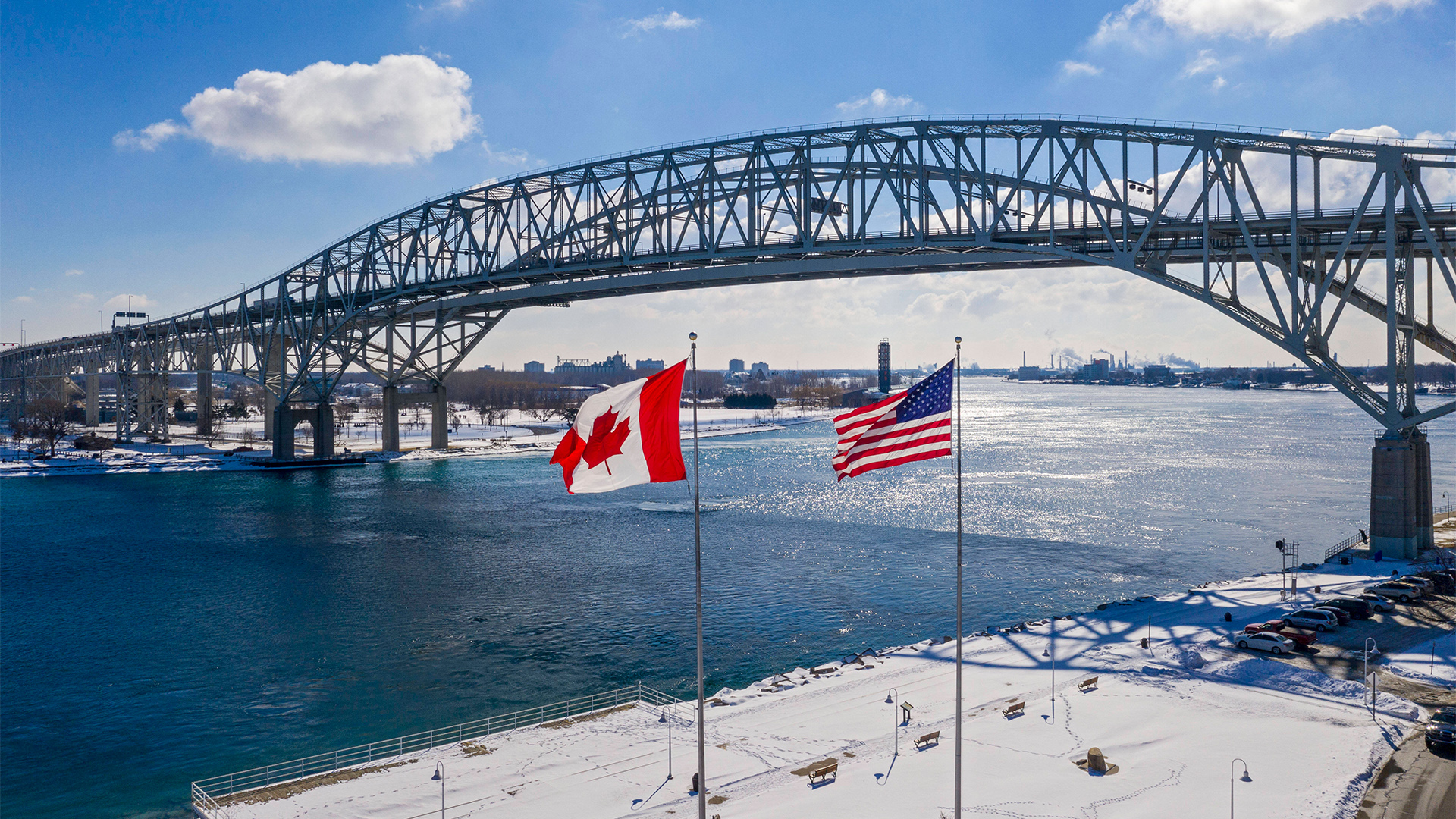 Die kanadische und US-amerikanische Flagge stehen an einer Brücke in Port Huron. | imago images/ZUMA Wire
