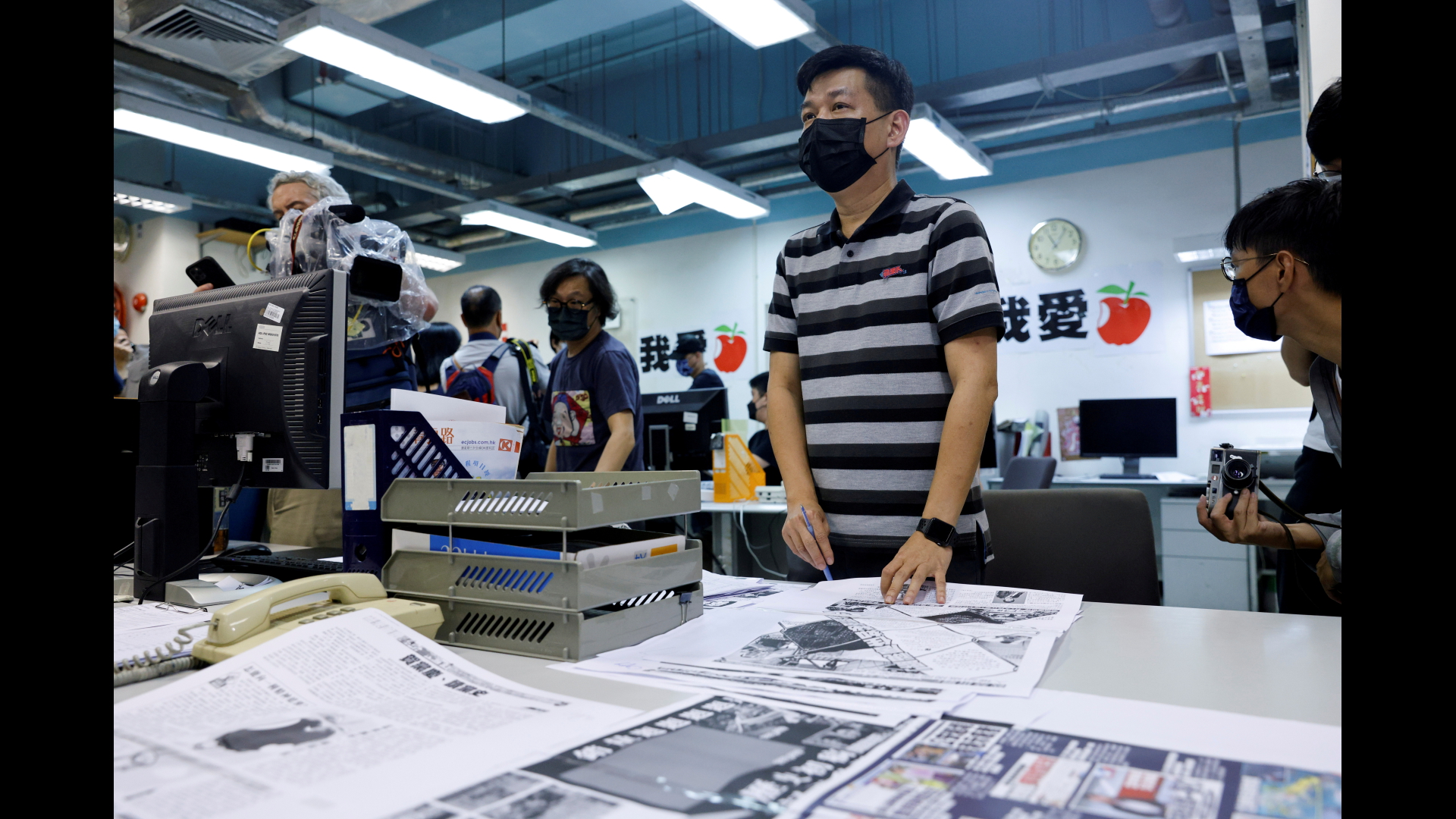 Lam Man Chung in den Redaktionsräumen der "Apple Daily" bei den Arbeiten an der finalen Ausgabe (Archiv). | REUTERS